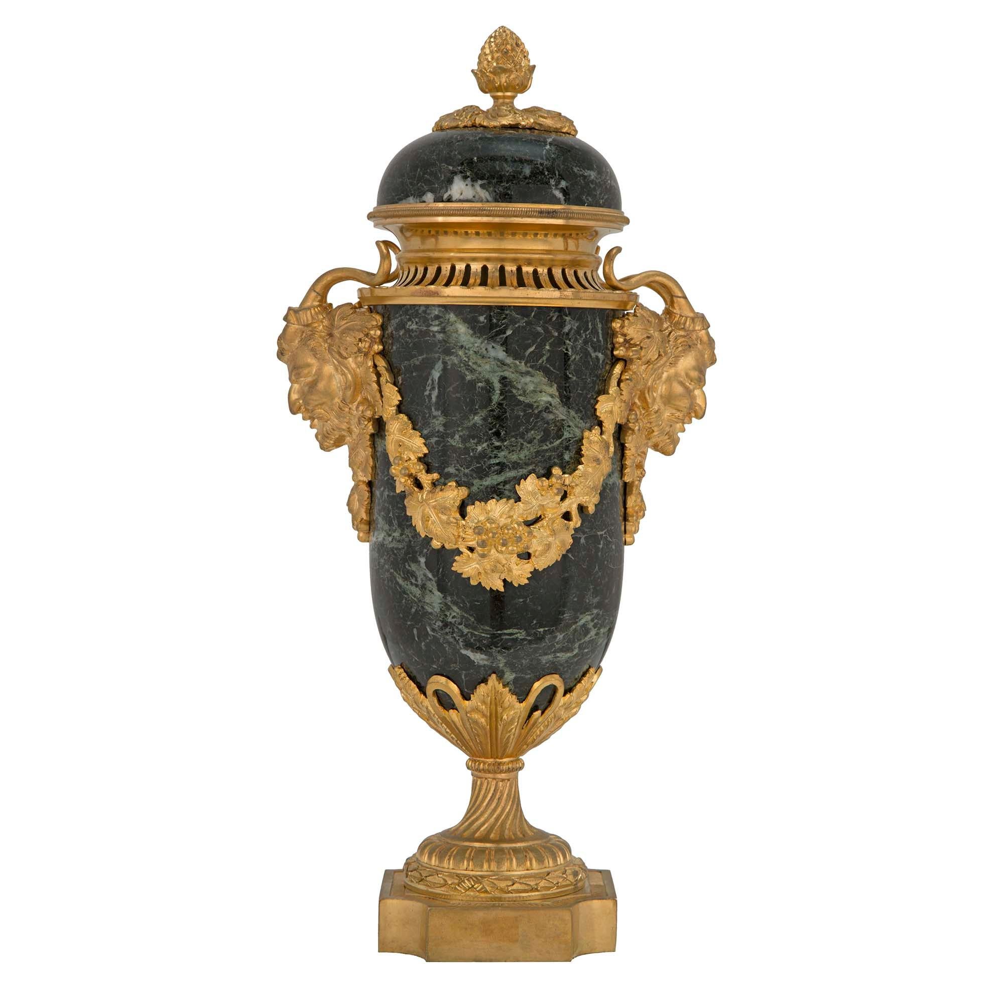 Ein hochwertiges Paar französischer Urnen mit Deckel aus Marmor und Ormolu im Stil Louis XVI aus dem 19. Jede Urne steht auf einem quadratischen Ormolu-Sockel mit konkaven Ecken, der mit einem gebundenen Lorbeerband und einem Les-Oves-Muster