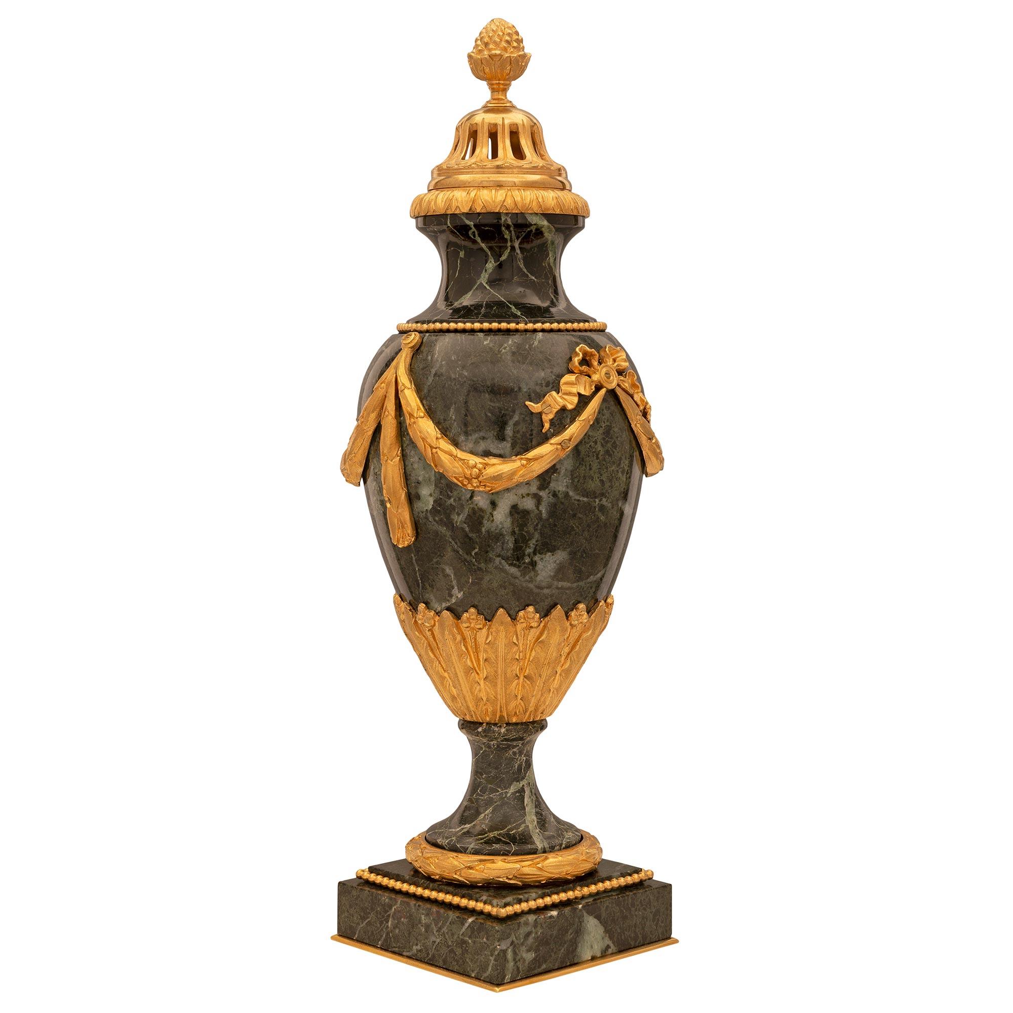 Paar französische Urnen aus Marmor und Goldbronze im Louis-XVI.-Stil des 19. Jahrhunderts mit Deckeln (Louis XVI.) im Angebot