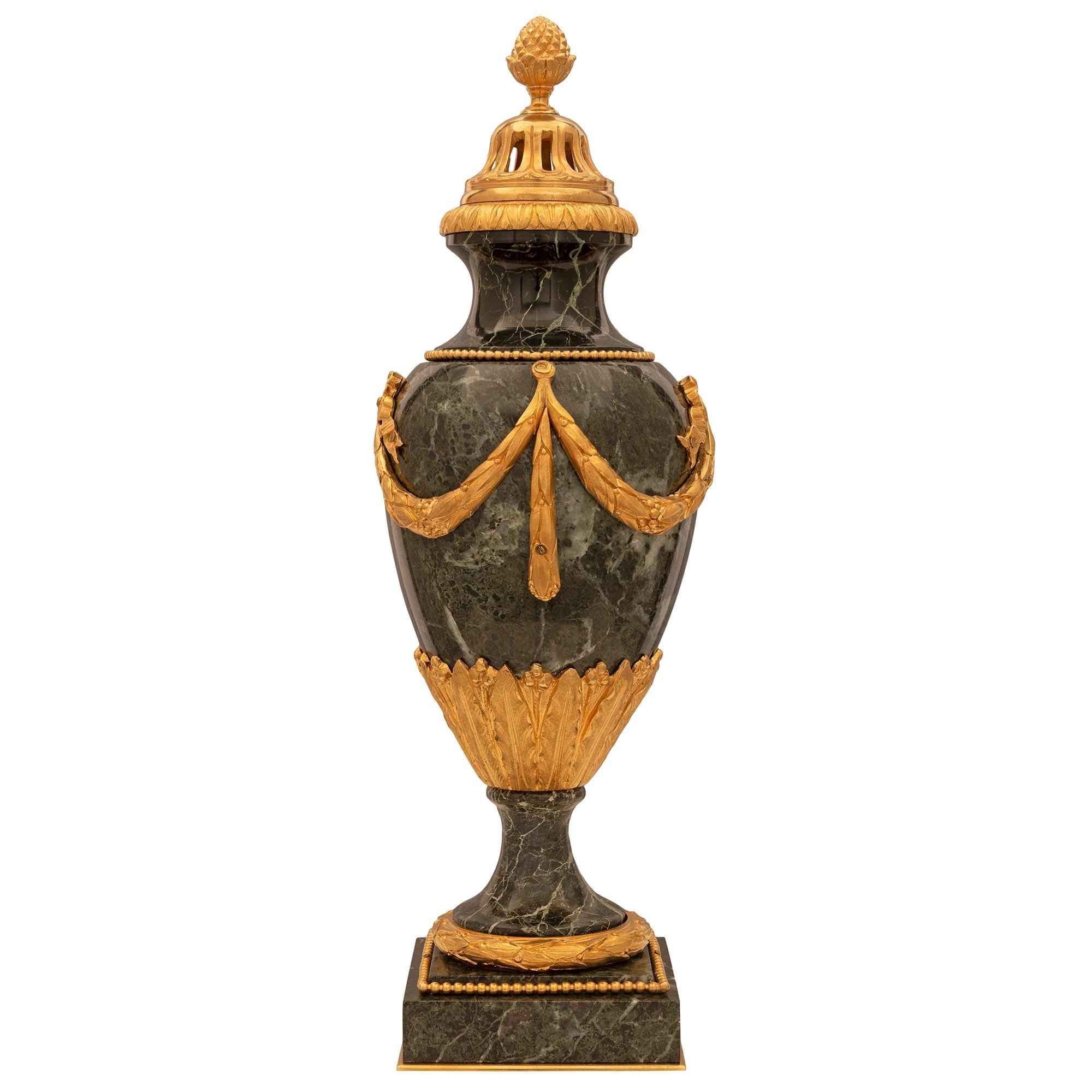 Paar französische Urnen aus Marmor und Goldbronze im Louis-XVI.-Stil des 19. Jahrhunderts mit Deckeln (Französisch) im Angebot