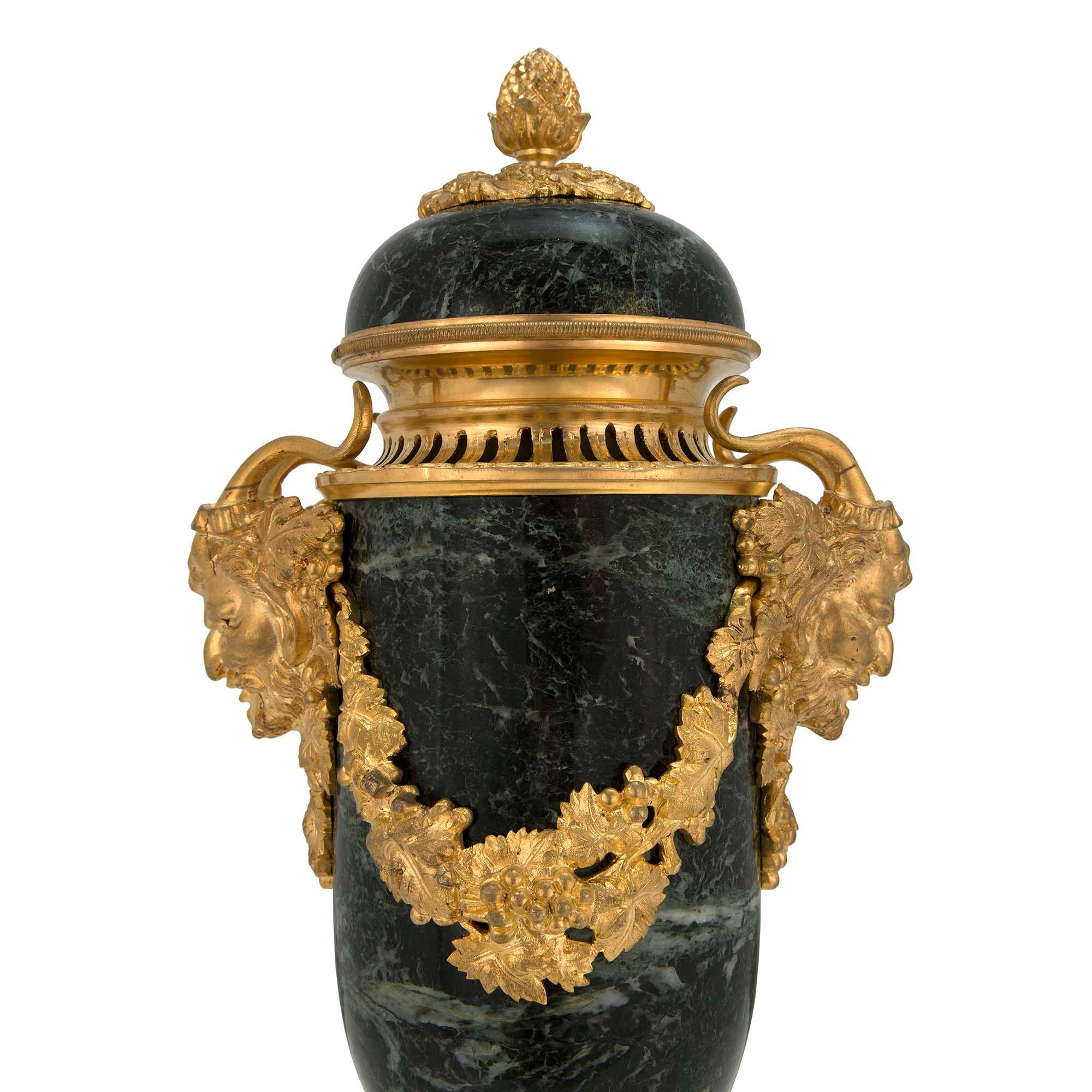 Similoro Coppia di urne francesi del XIX secolo in stile Luigi XVI con coperchio in marmo e ormolu in vendita
