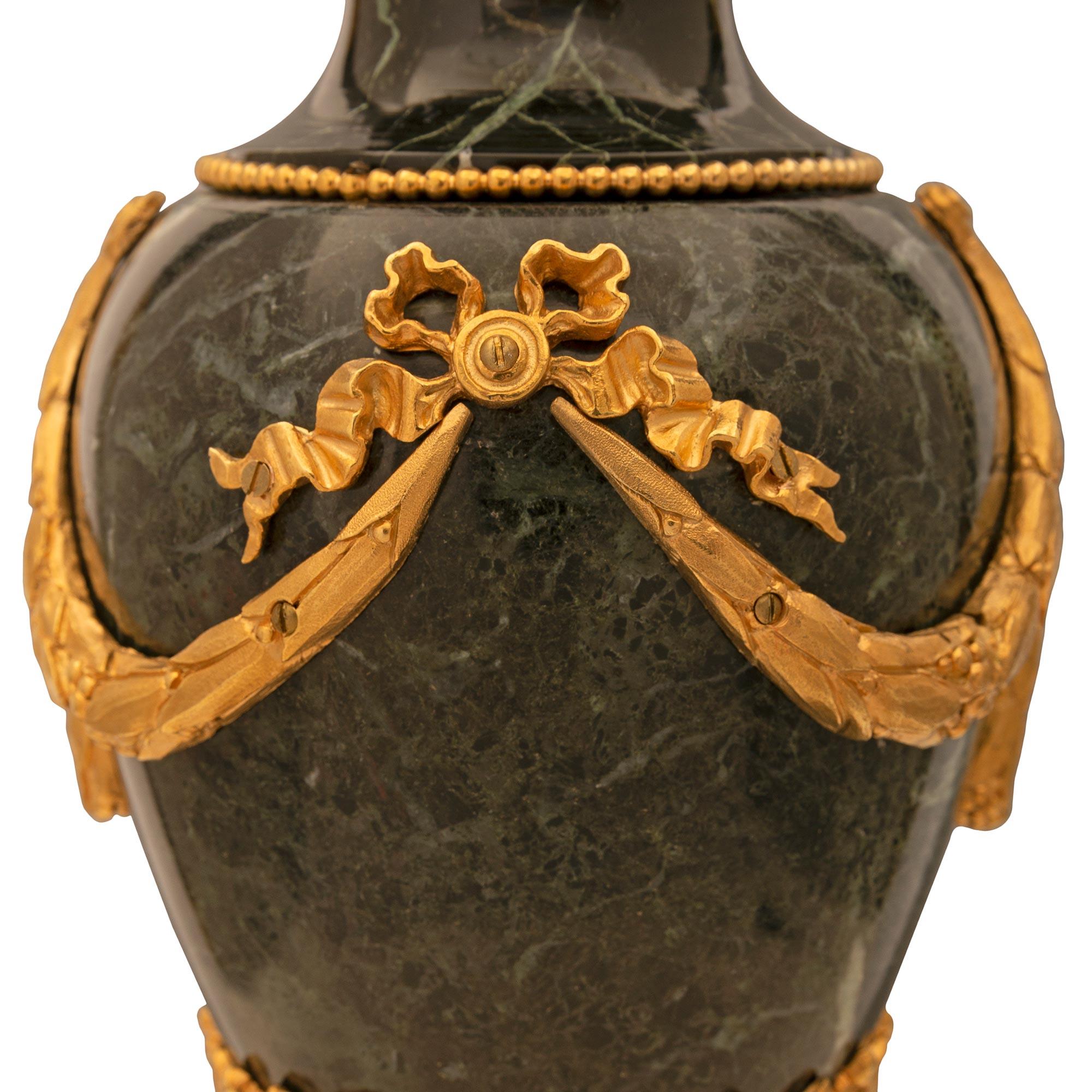 Paar französische Urnen aus Marmor und Goldbronze im Louis-XVI.-Stil des 19. Jahrhunderts mit Deckeln im Angebot 1