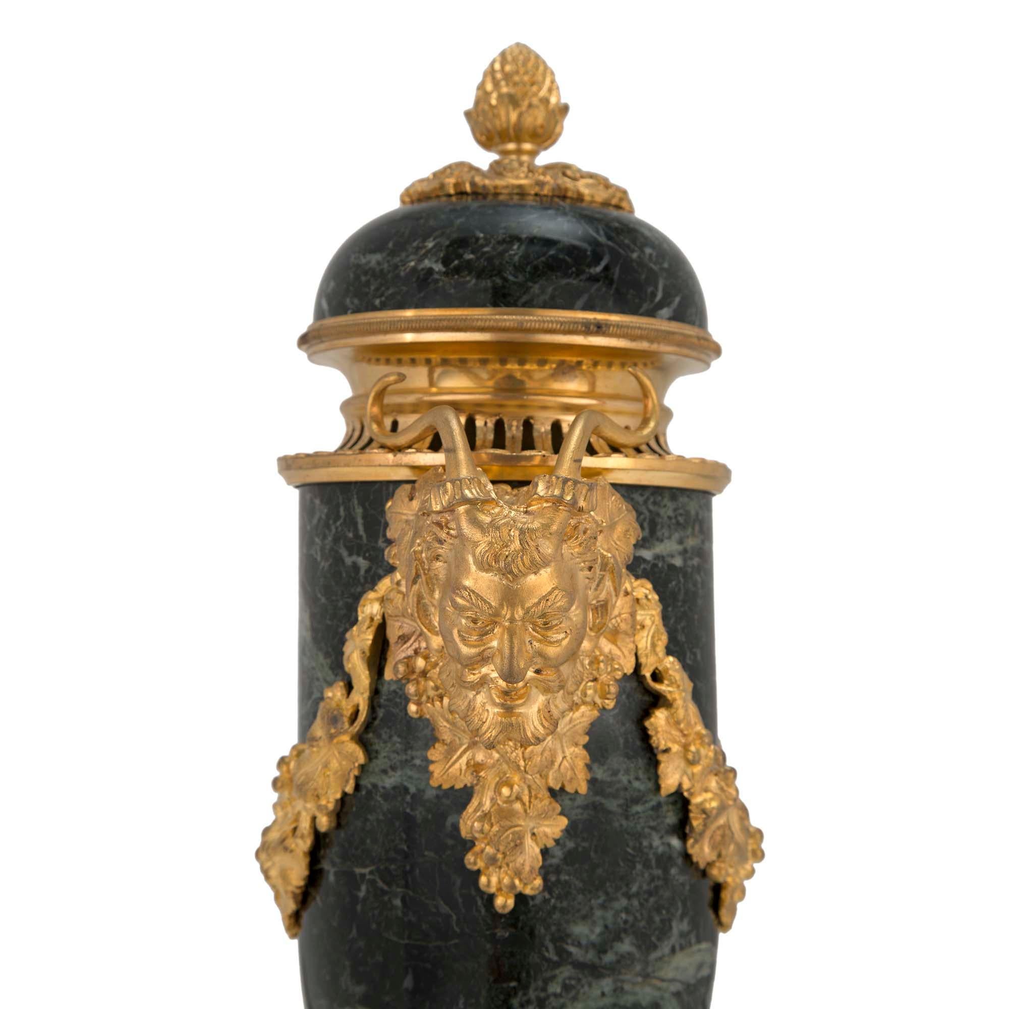 Paar französische Urnen aus Marmor und Goldbronze im Louis-XVI.-Stil des 19. Jahrhunderts mit Deckeln im Angebot 1