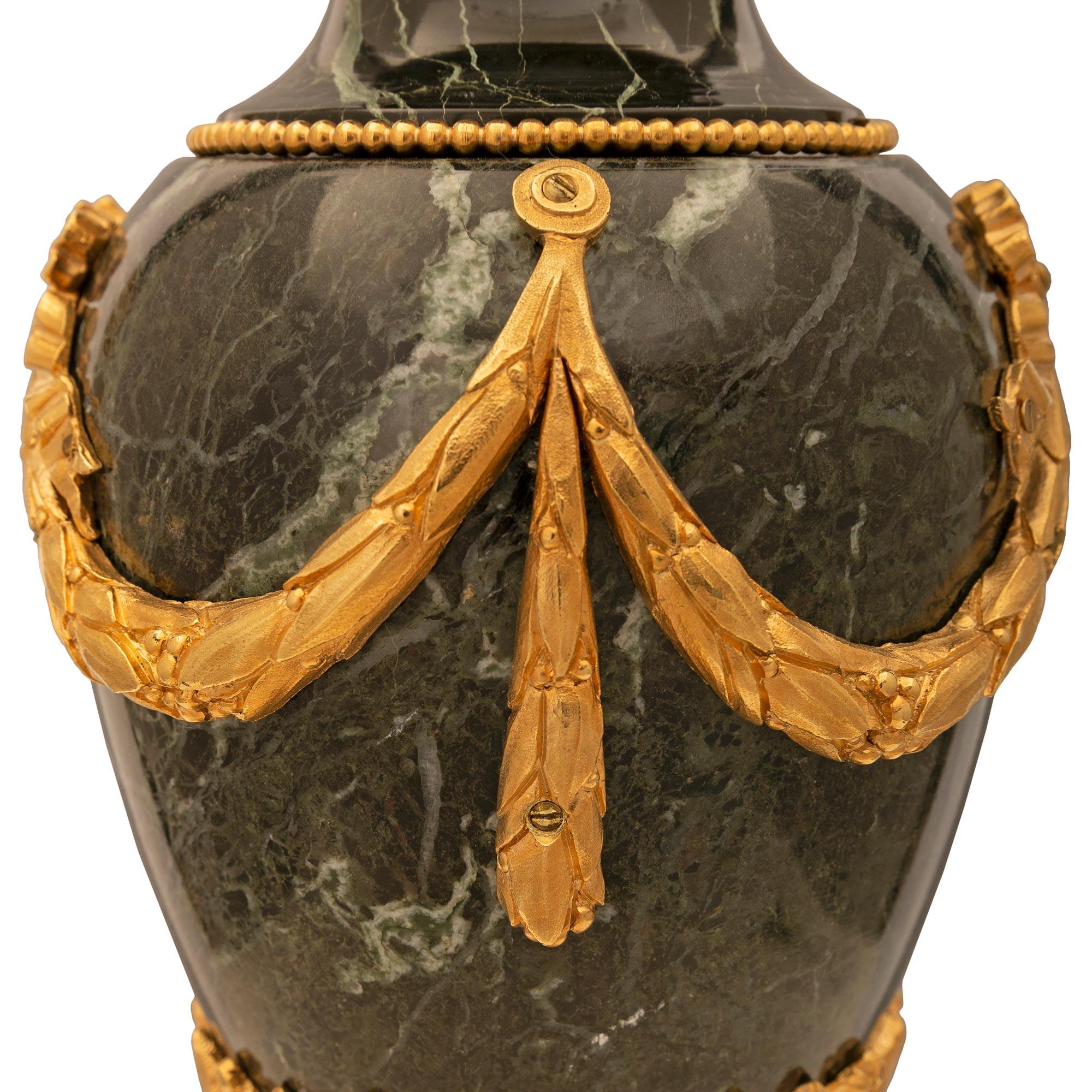 Paar französische Urnen aus Marmor und Goldbronze im Louis-XVI.-Stil des 19. Jahrhunderts mit Deckeln im Angebot 2