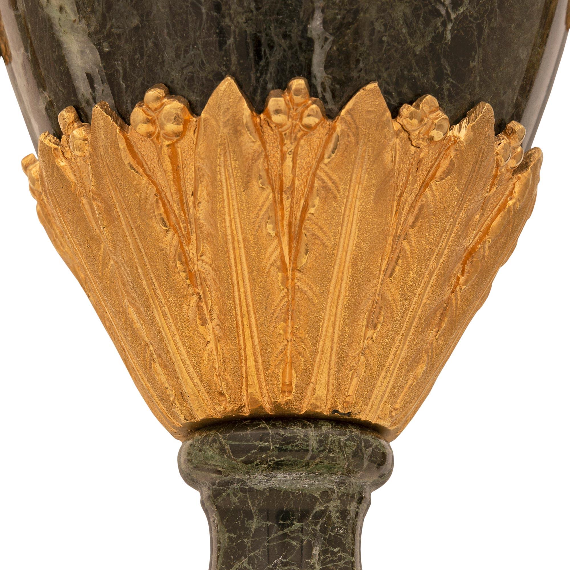 Coppia di urne francesi del XIX secolo in stile Luigi XVI con coperchio in marmo e ormolu in vendita 3
