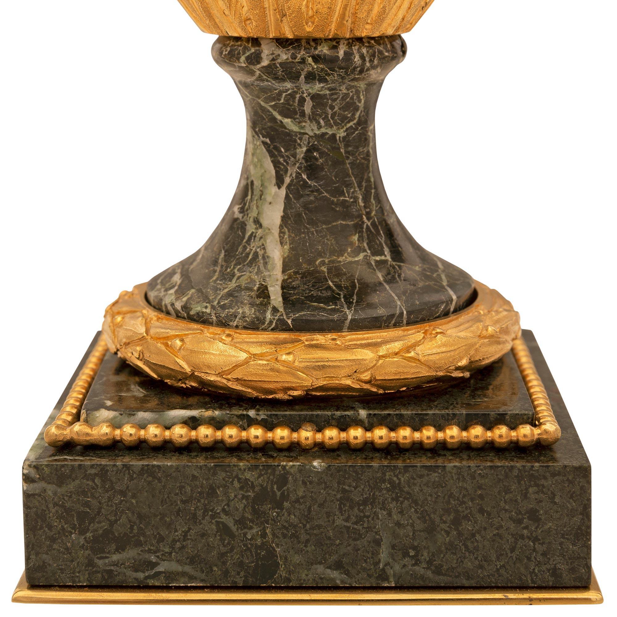 Coppia di urne francesi del XIX secolo in stile Luigi XVI con coperchio in marmo e ormolu in vendita 4