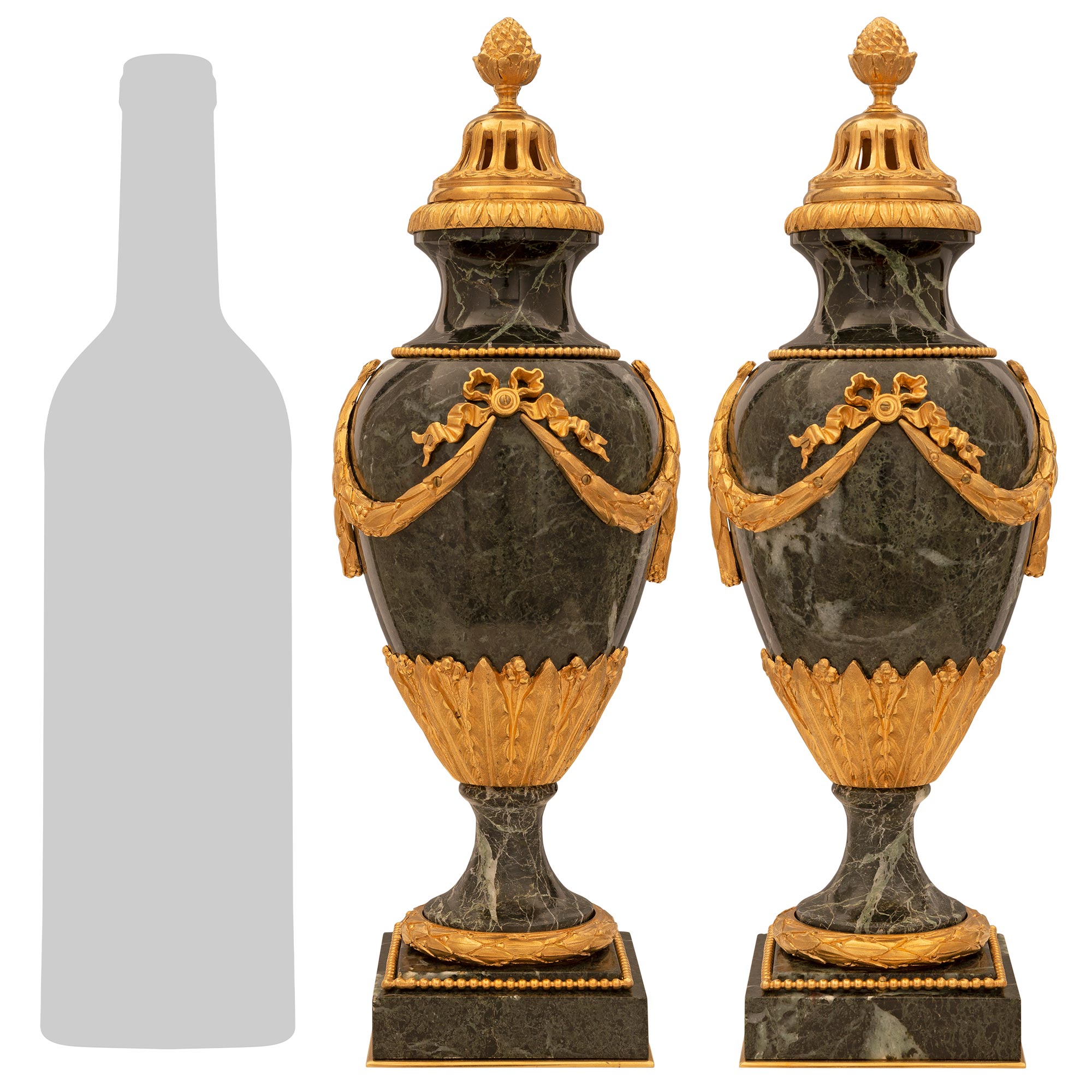 Paar französische Urnen aus Marmor und Goldbronze im Louis-XVI.-Stil des 19. Jahrhunderts mit Deckeln im Angebot