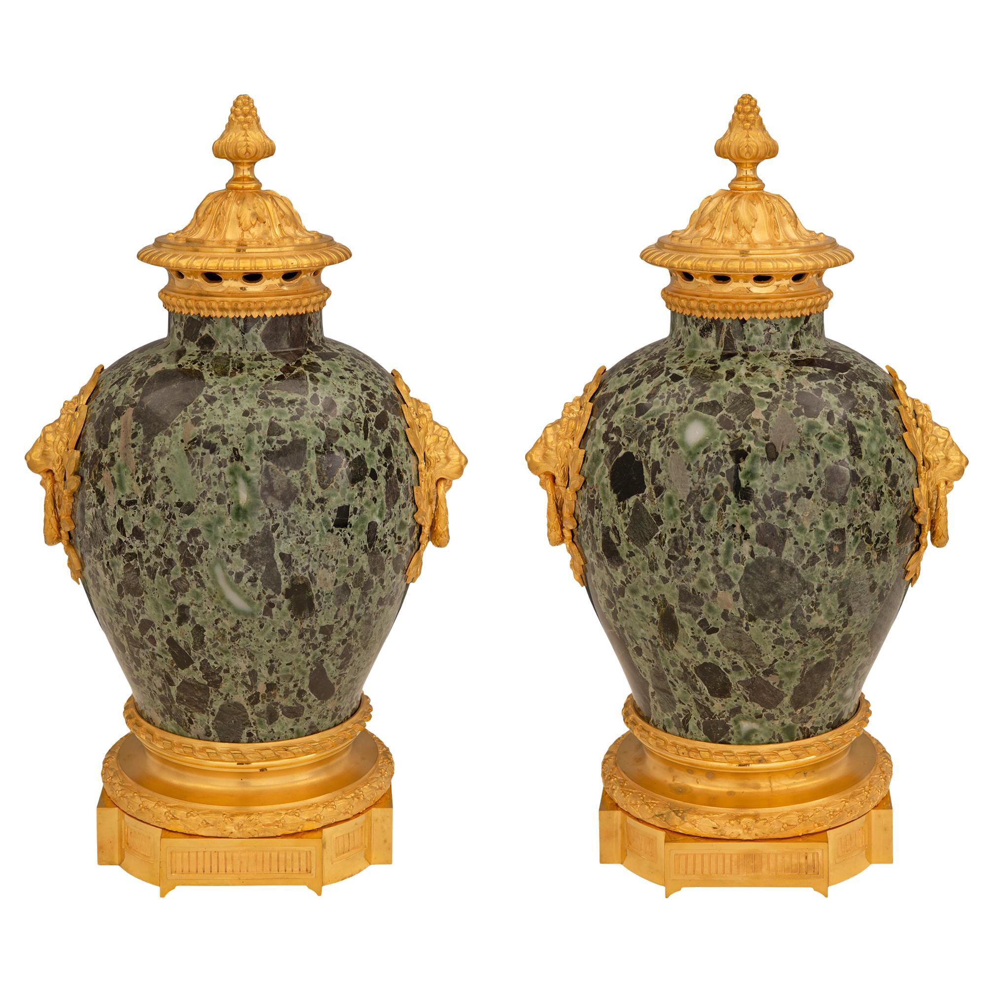 Coppia di urne francesi del XIX secolo in stile Luigi XVI con coperchio in marmo e ormolu