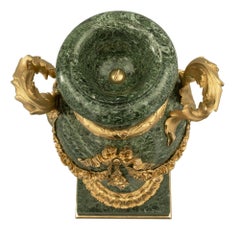 Paire d'urnes françaises de style Louis XVI du 19ème siècle en marbre et bronze doré