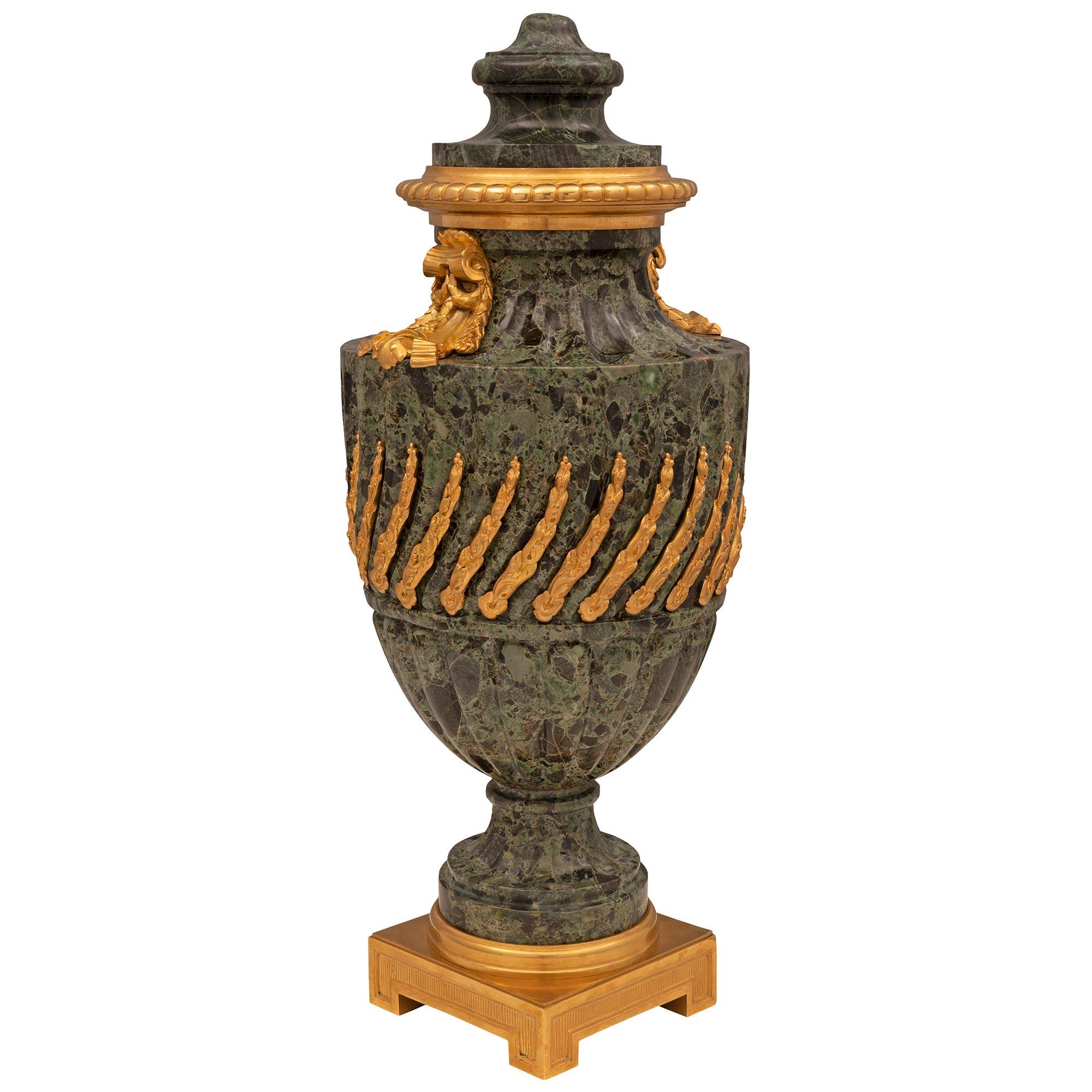 Paar französische Marmor- und Goldbronze-Urnen im Louis-XVI-Stil des 19. Jahrhunderts (Louis XVI.) im Angebot