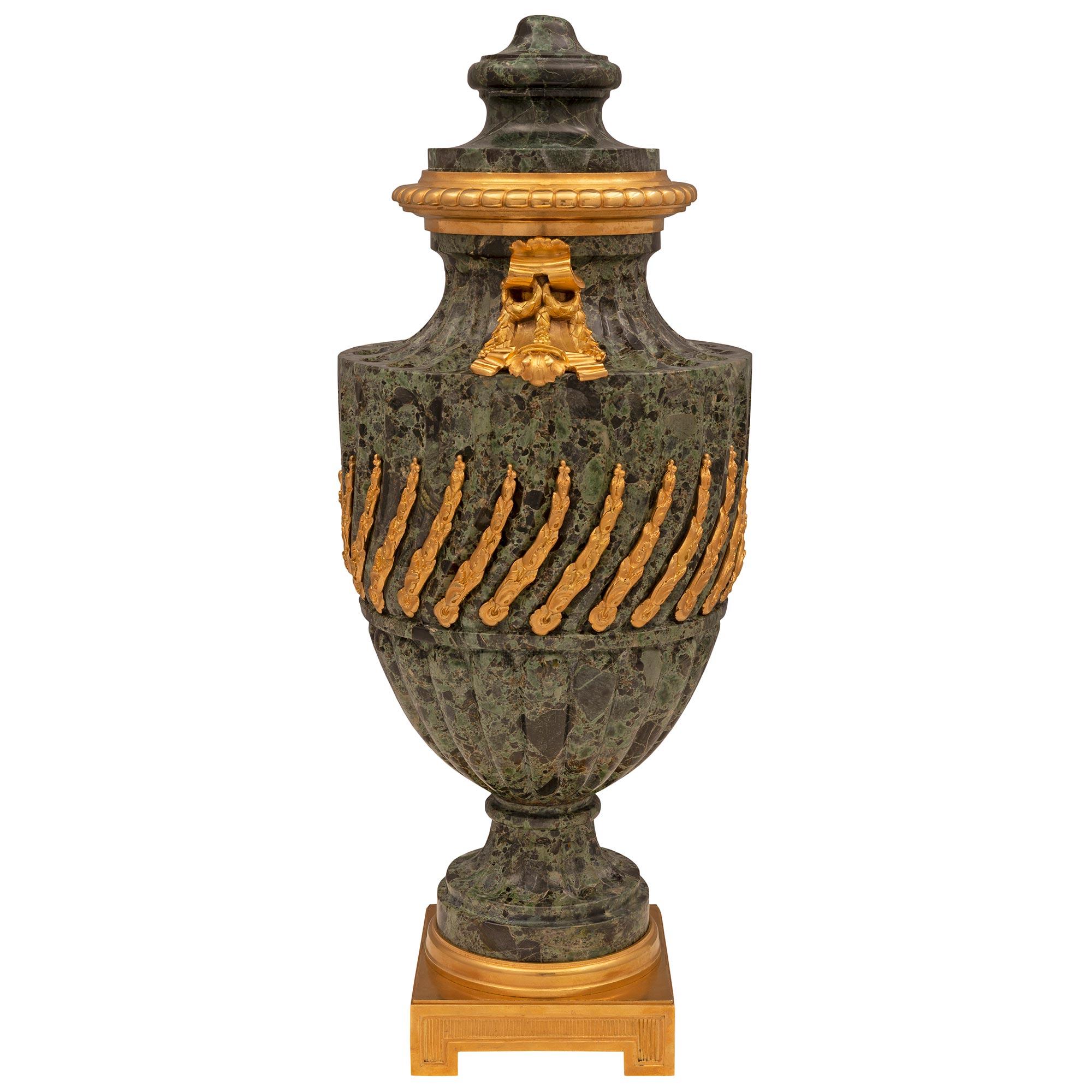 Paar französische Marmor- und Goldbronze-Urnen im Louis-XVI-Stil des 19. Jahrhunderts (Französisch) im Angebot