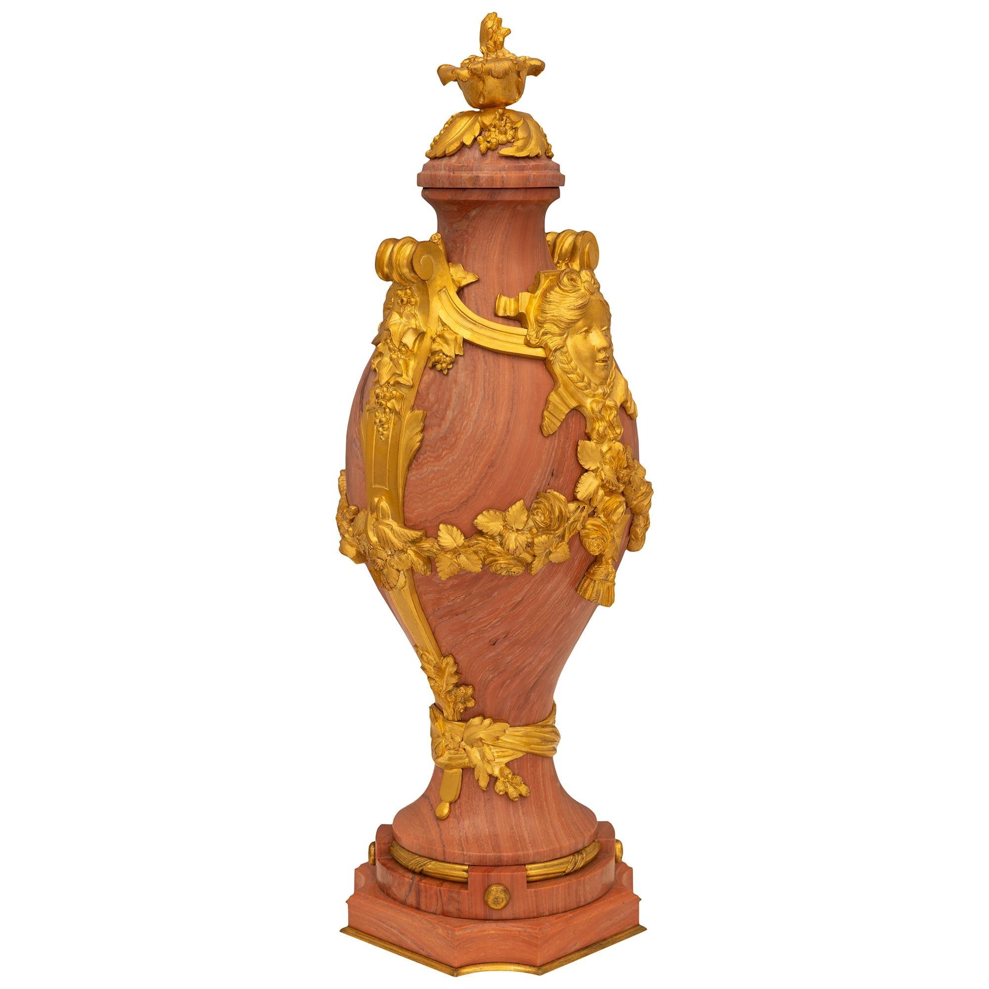 Français Paire d'urnes de style Louis XVI du 19ème siècle en marbre et bronze doré en vente