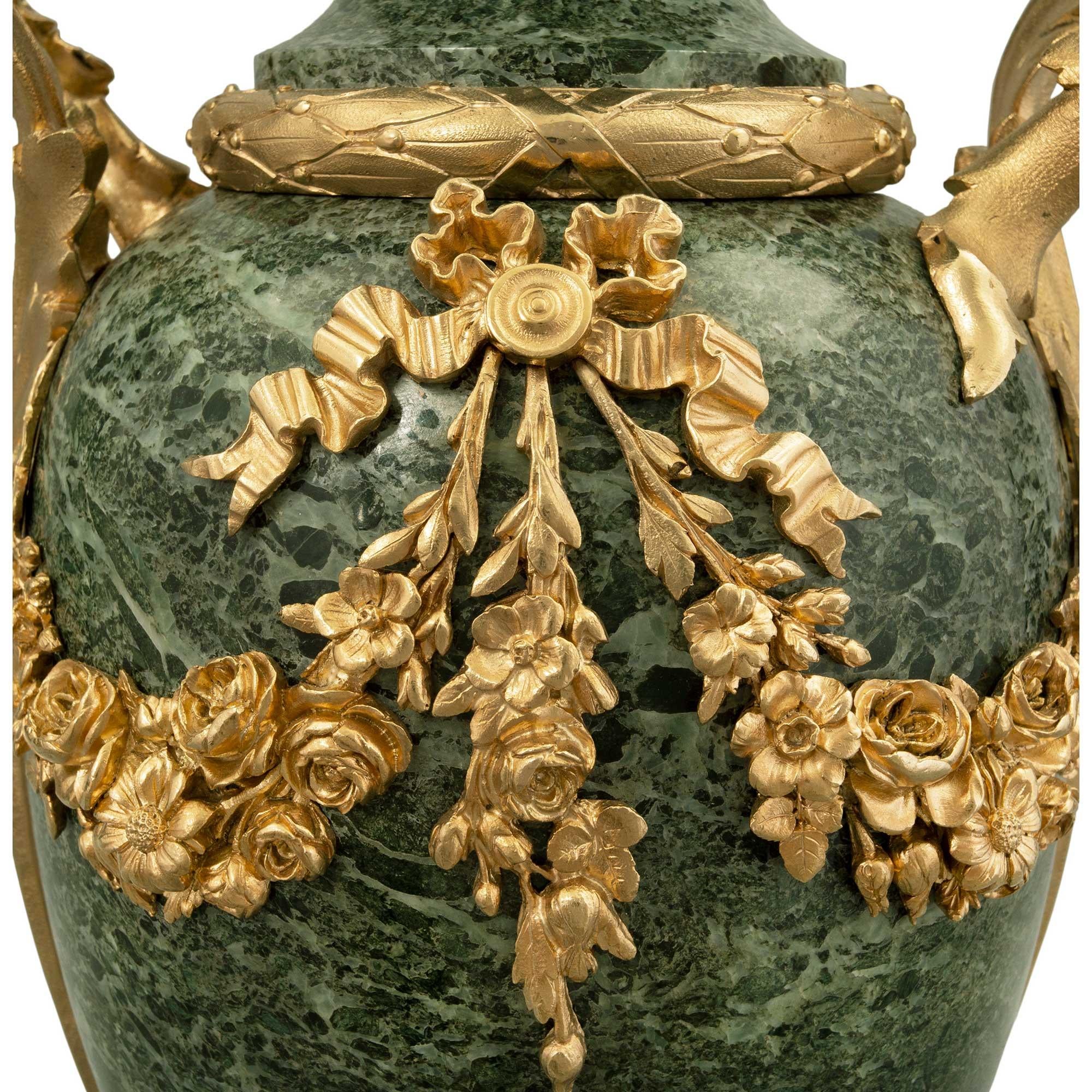 Similoro Coppia di urne francesi del XIX secolo in stile Luigi XVI in marmo e ormeggio in vendita