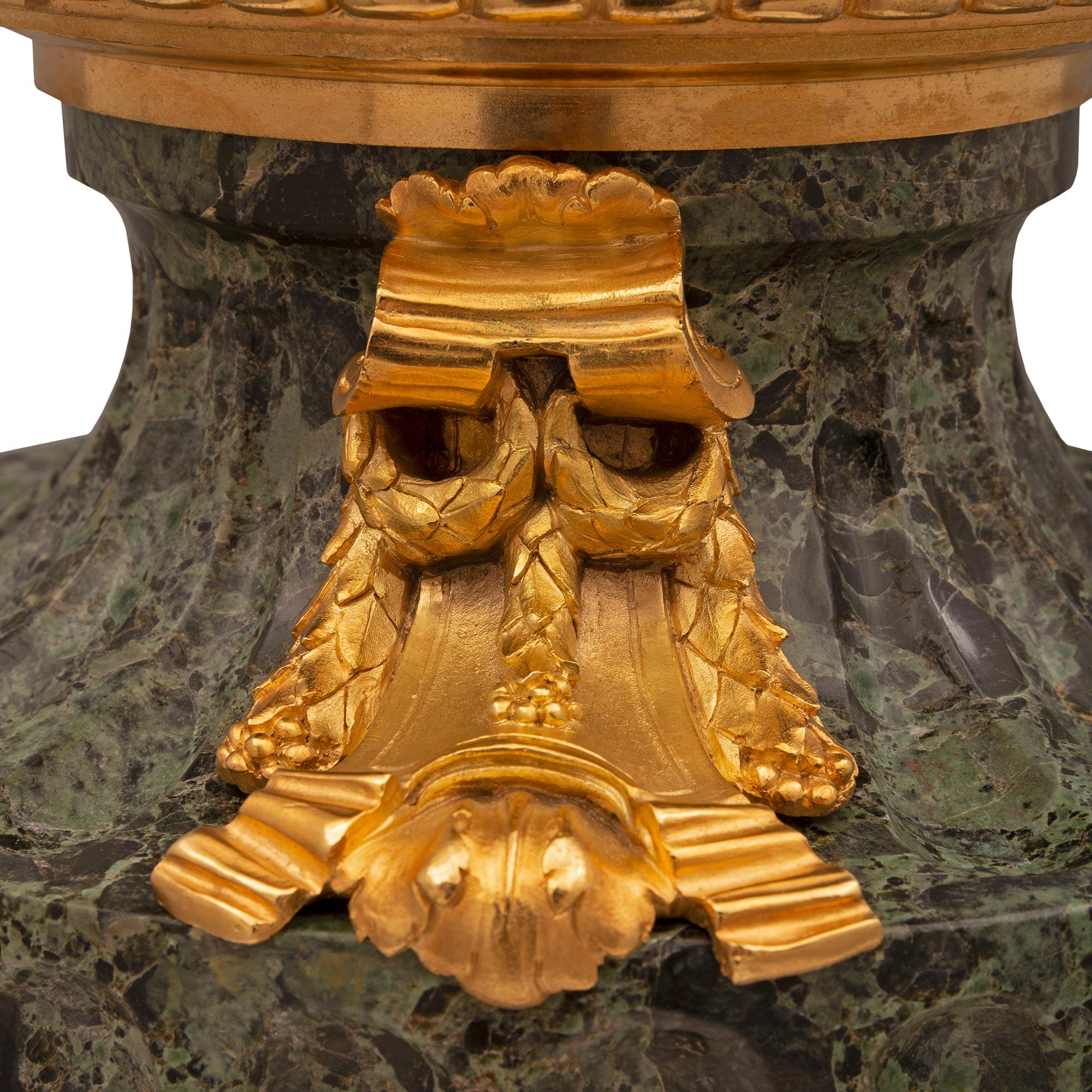 Paar französische Marmor- und Goldbronze-Urnen im Louis-XVI-Stil des 19. Jahrhunderts im Angebot 1