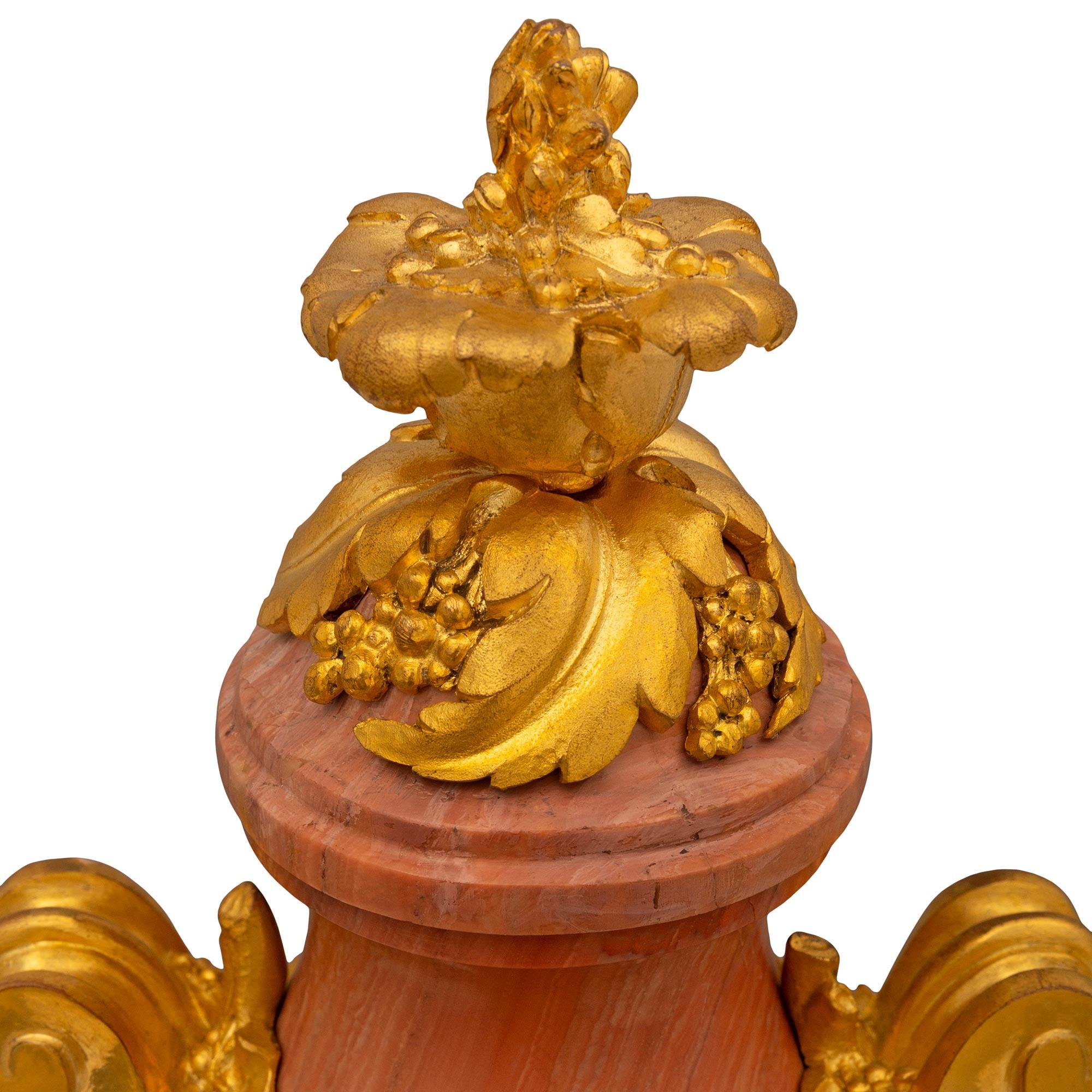 XIXe siècle Paire d'urnes de style Louis XVI du 19ème siècle en marbre et bronze doré en vente