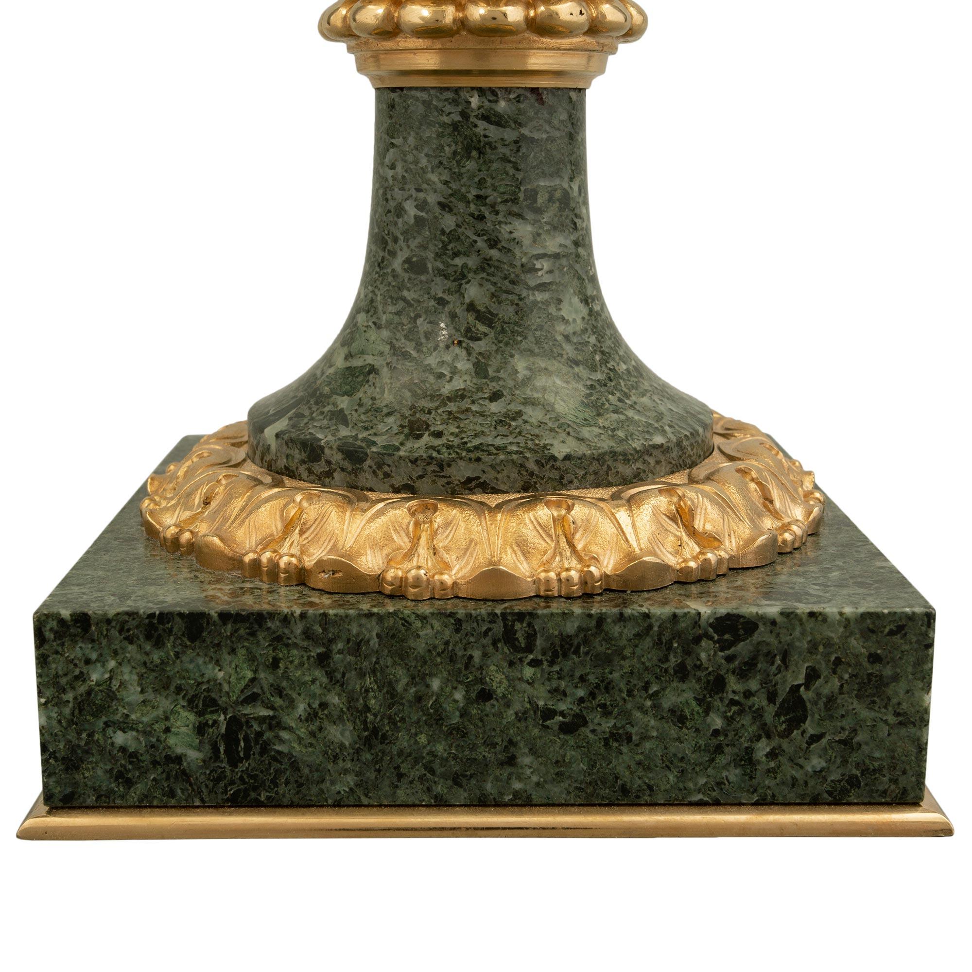 Coppia di urne francesi del XIX secolo in stile Luigi XVI in marmo e ormeggio in vendita 3