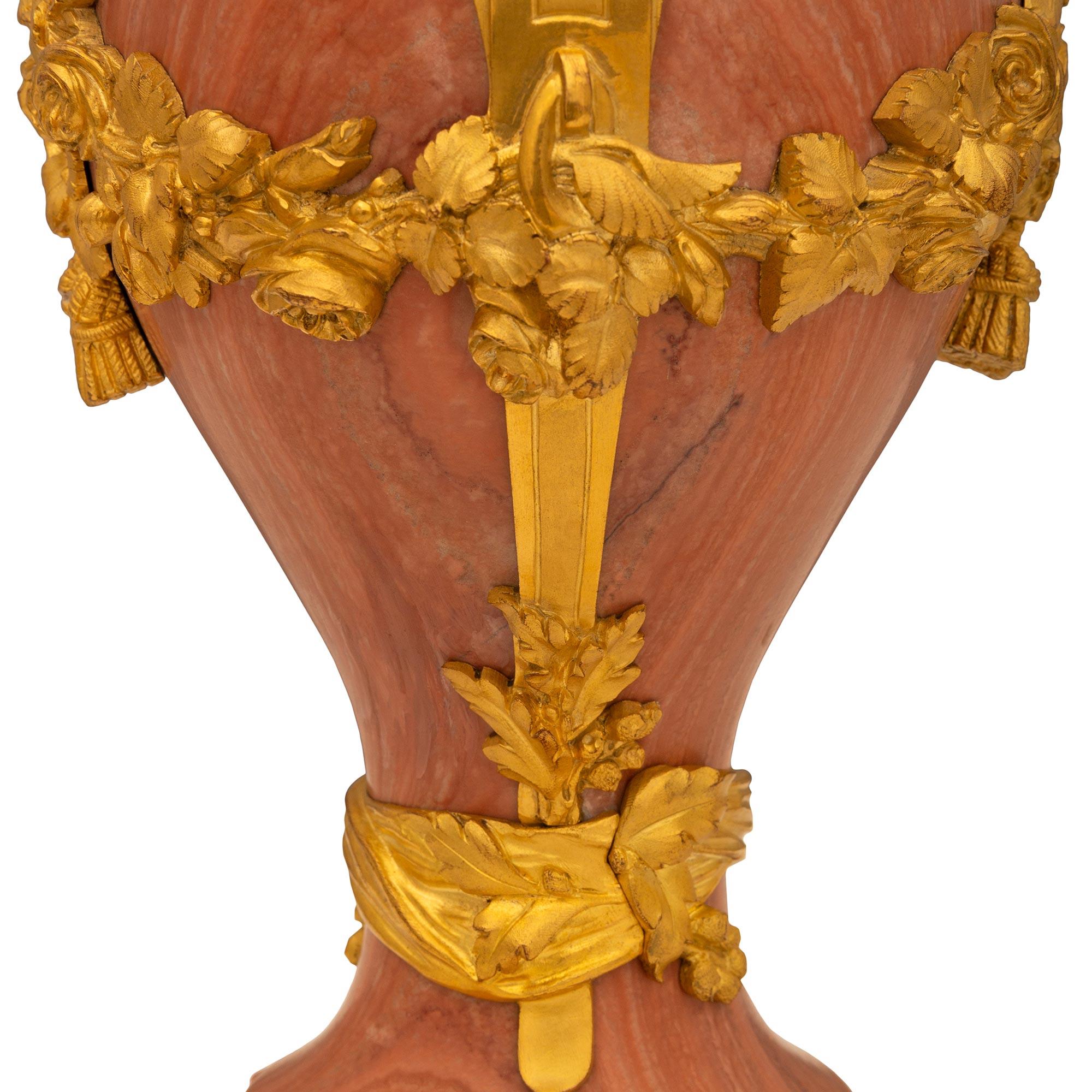 Paire d'urnes de style Louis XVI du 19ème siècle en marbre et bronze doré en vente 2