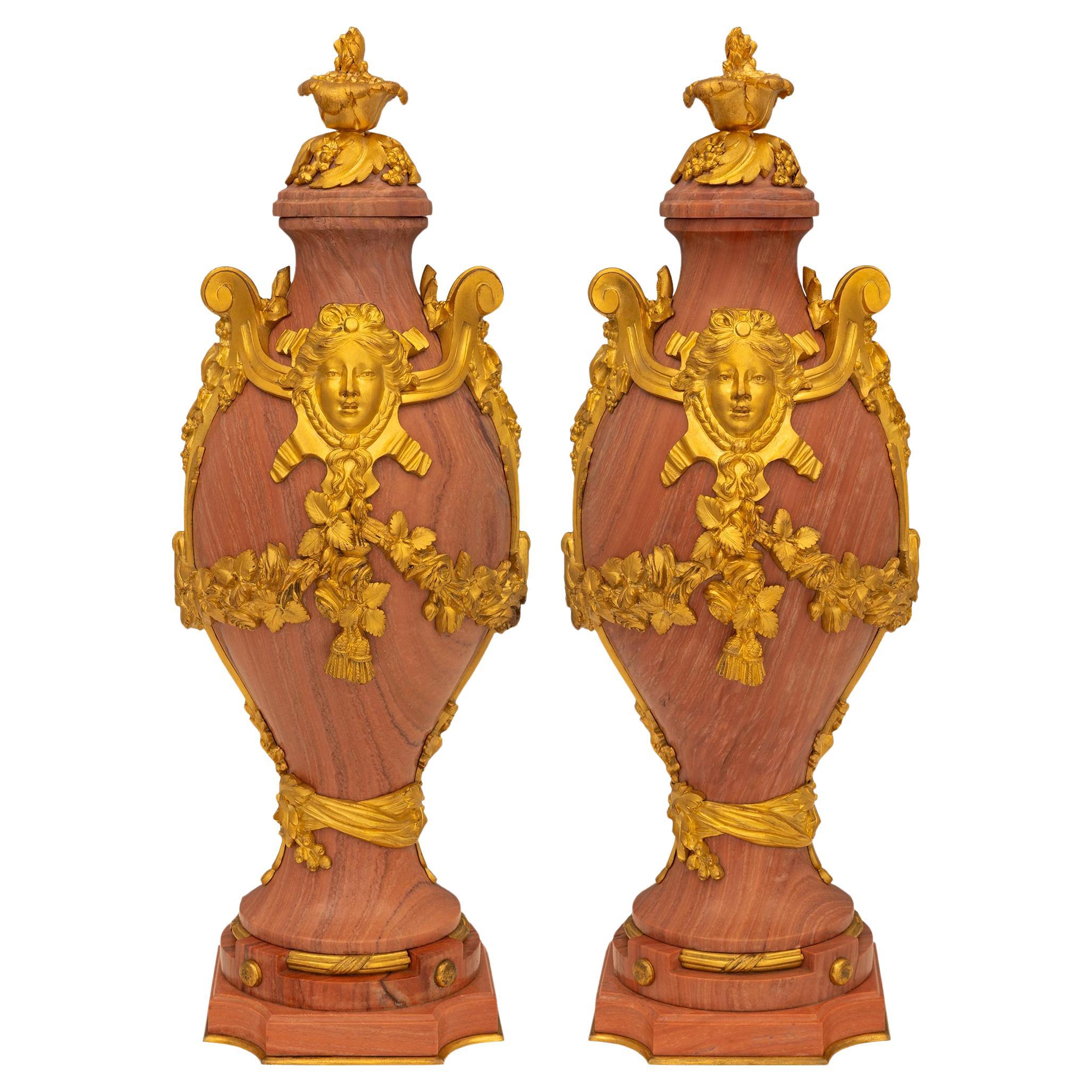 Zwei französische Marmor- und Ormolu-Urnen im Louis-XVI-Stil des 19. im Angebot