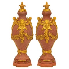Zwei französische Marmor- und Ormolu-Urnen im Louis-XVI-Stil des 19.