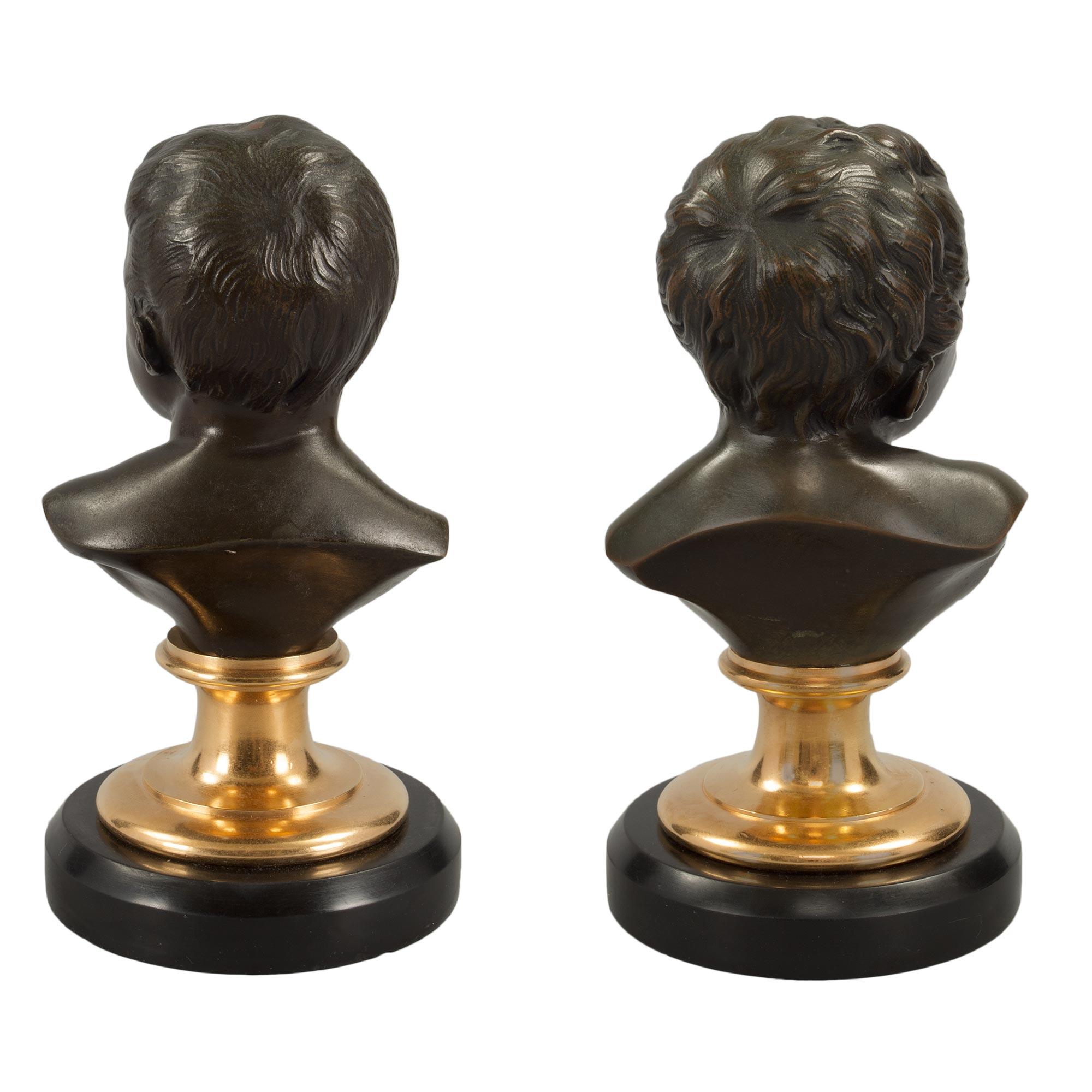 Francese Coppia di mobili francesi del XIX secolo in stile Luigi XVI, in marmo, ormeggio e bronzo in vendita