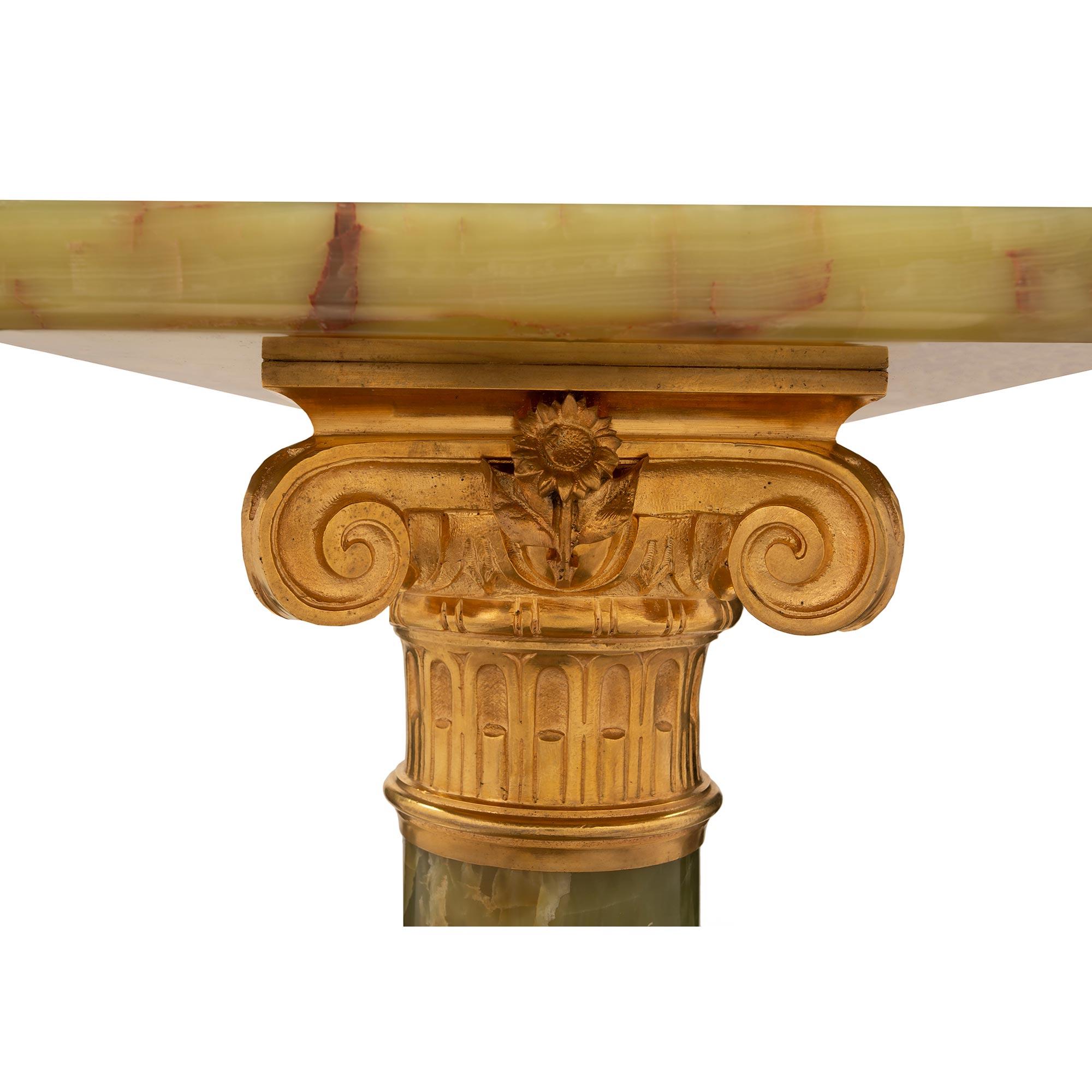 Paar französische Sockelsäulen aus Onyx und Goldbronze im Louis-XVI-Stil des 19. Jahrhunderts (Französisch) im Angebot