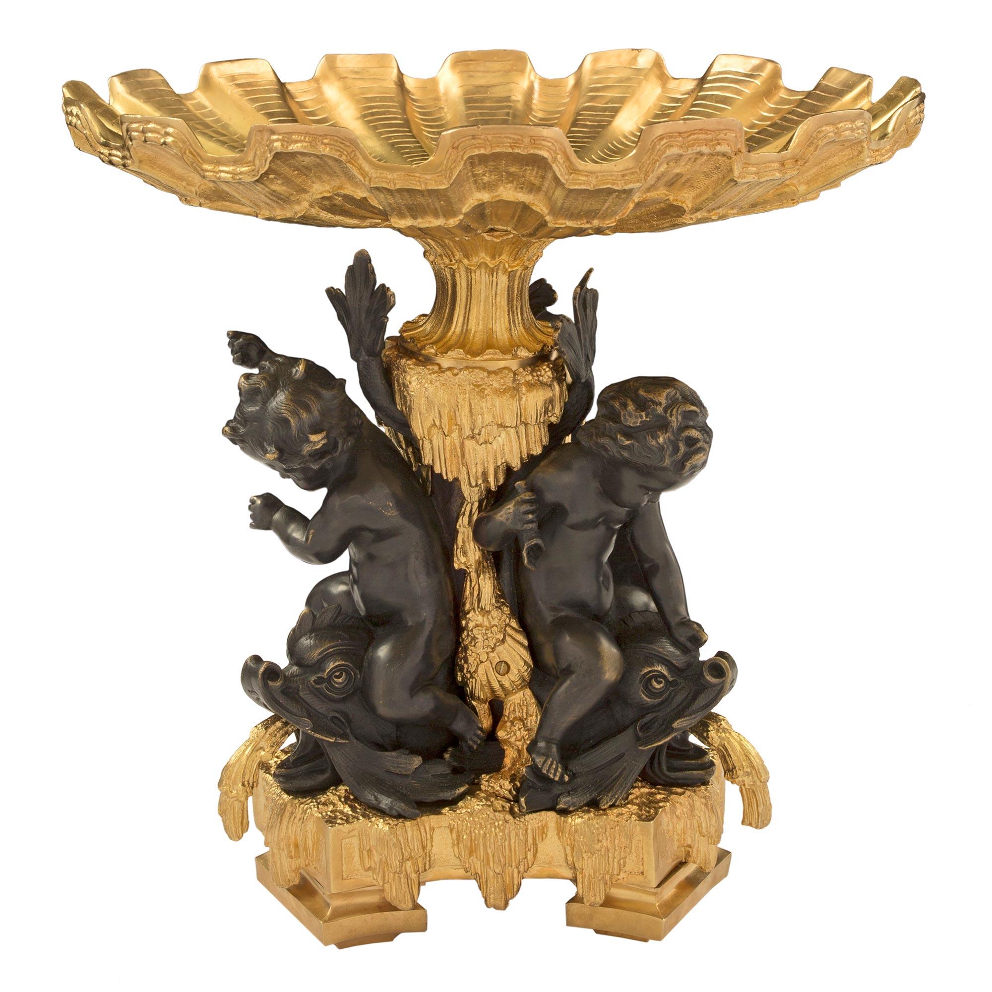Français Paire de centres de table français de style Louis XVI du XIXe siècle en bronze doré en vente