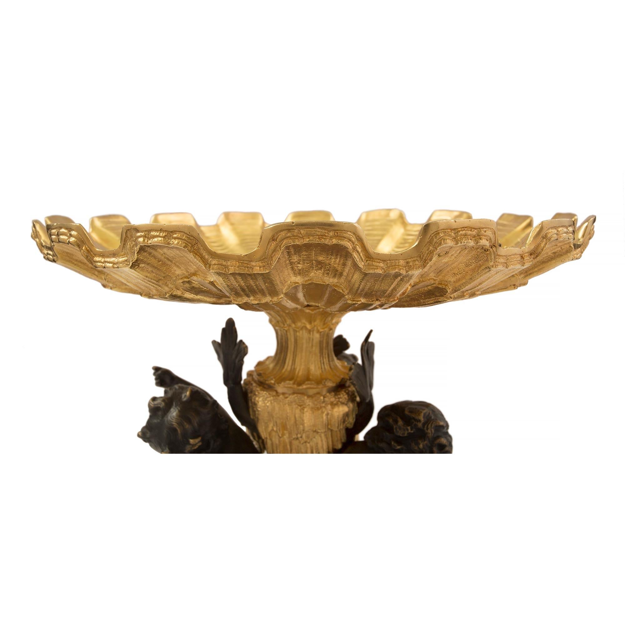 Patiné Paire de centres de table français de style Louis XVI du XIXe siècle en bronze doré en vente