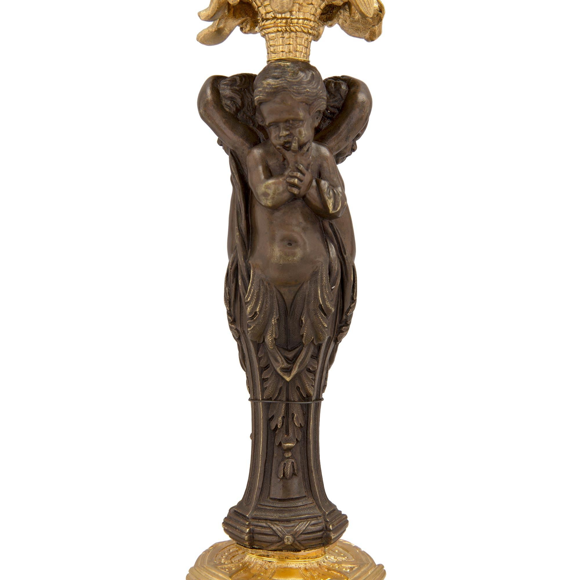 Paar französische Ormolu- und Bronzelampen im Louis-XVI-Stil des 19. Jahrhunderts (Französisch) im Angebot