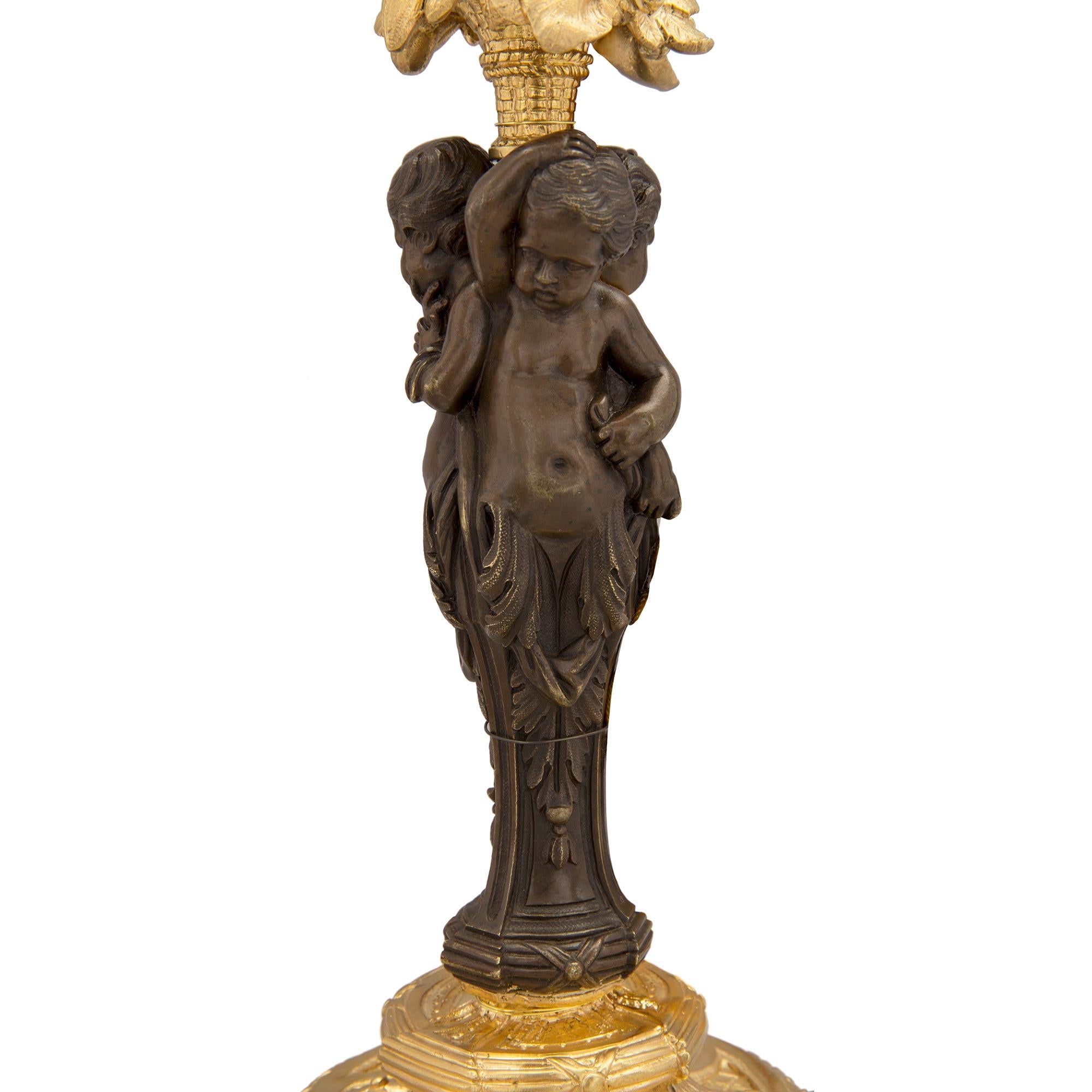 Paar französische Ormolu- und Bronzelampen im Louis-XVI-Stil des 19. Jahrhunderts im Zustand „Gut“ im Angebot in West Palm Beach, FL