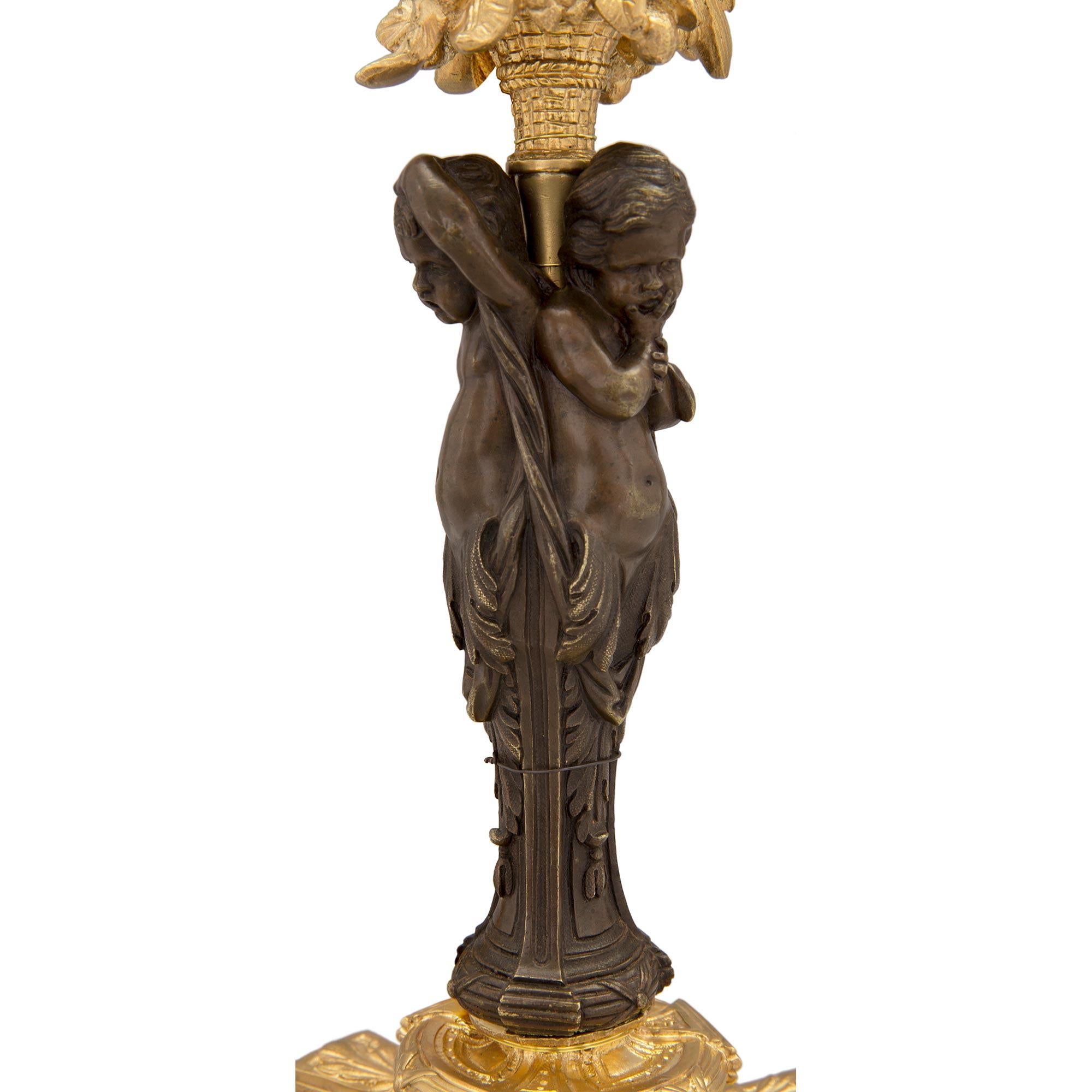 Paar französische Ormolu- und Bronzelampen im Louis-XVI-Stil des 19. Jahrhunderts im Angebot 1
