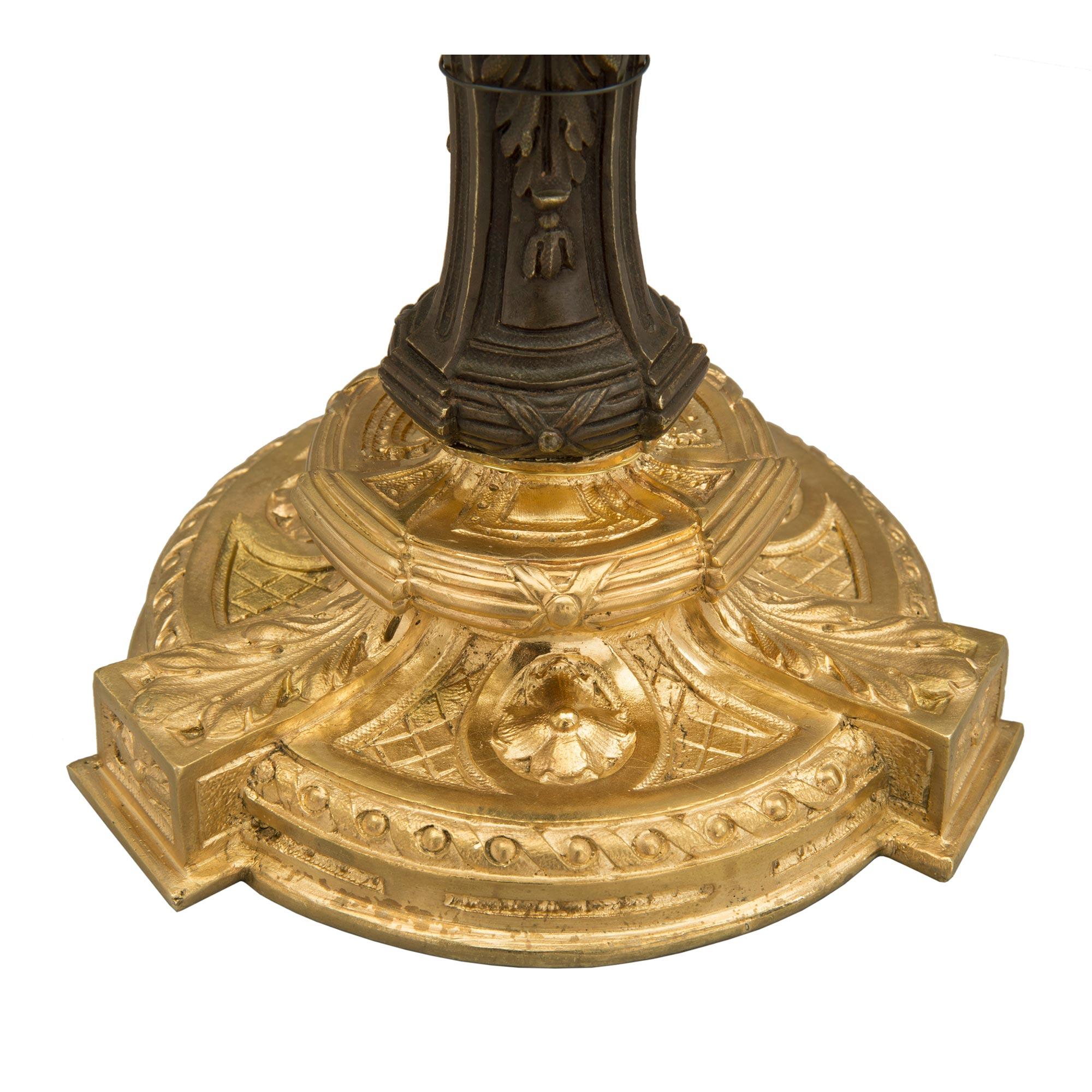 Paar französische Ormolu- und Bronzelampen im Louis-XVI-Stil des 19. Jahrhunderts im Angebot 2