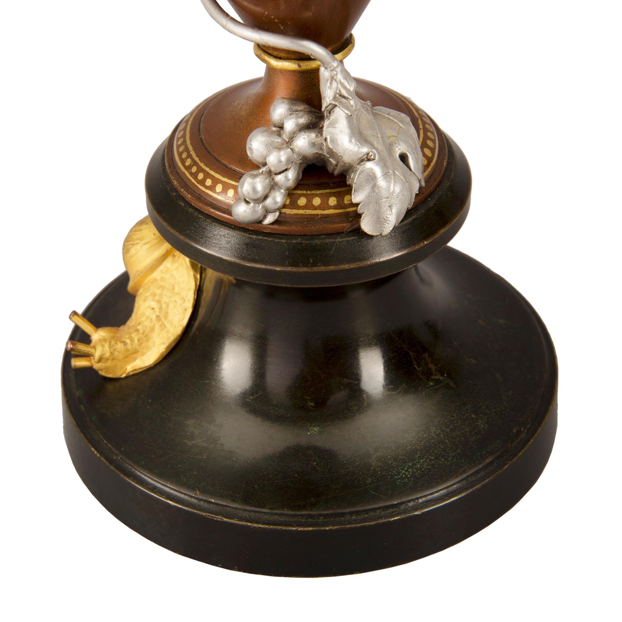 Paar französische Urnen aus Goldbronze und Bronze im Louis-XVI.-Stil des 19. Jahrhunderts im Angebot 4