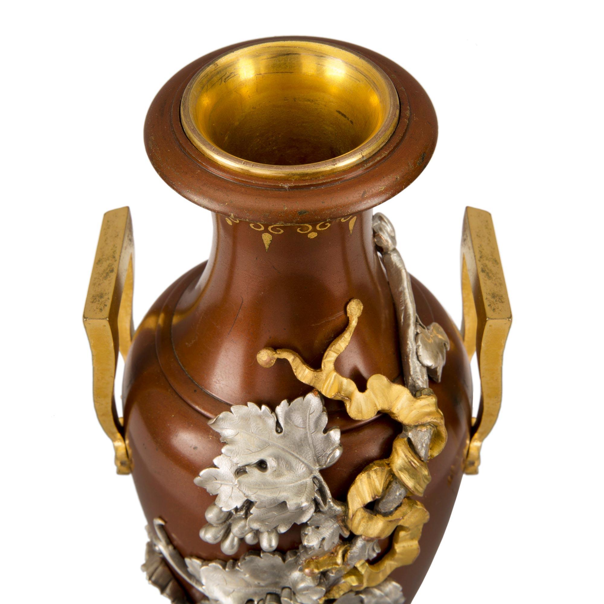 Paar französische Urnen aus Goldbronze und Bronze im Louis-XVI.-Stil des 19. Jahrhunderts (Patiniert) im Angebot