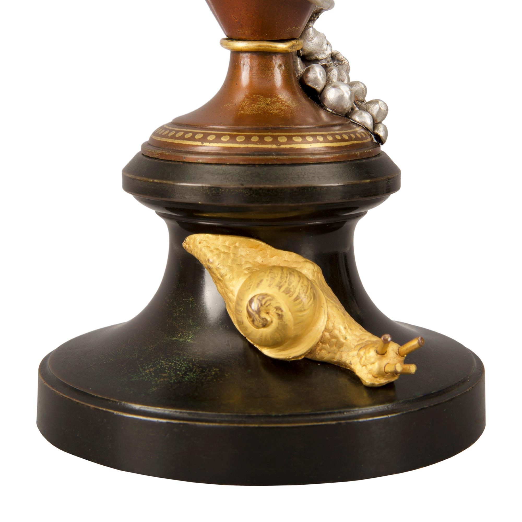 Paar französische Urnen aus Goldbronze und Bronze im Louis-XVI.-Stil des 19. Jahrhunderts im Angebot 3