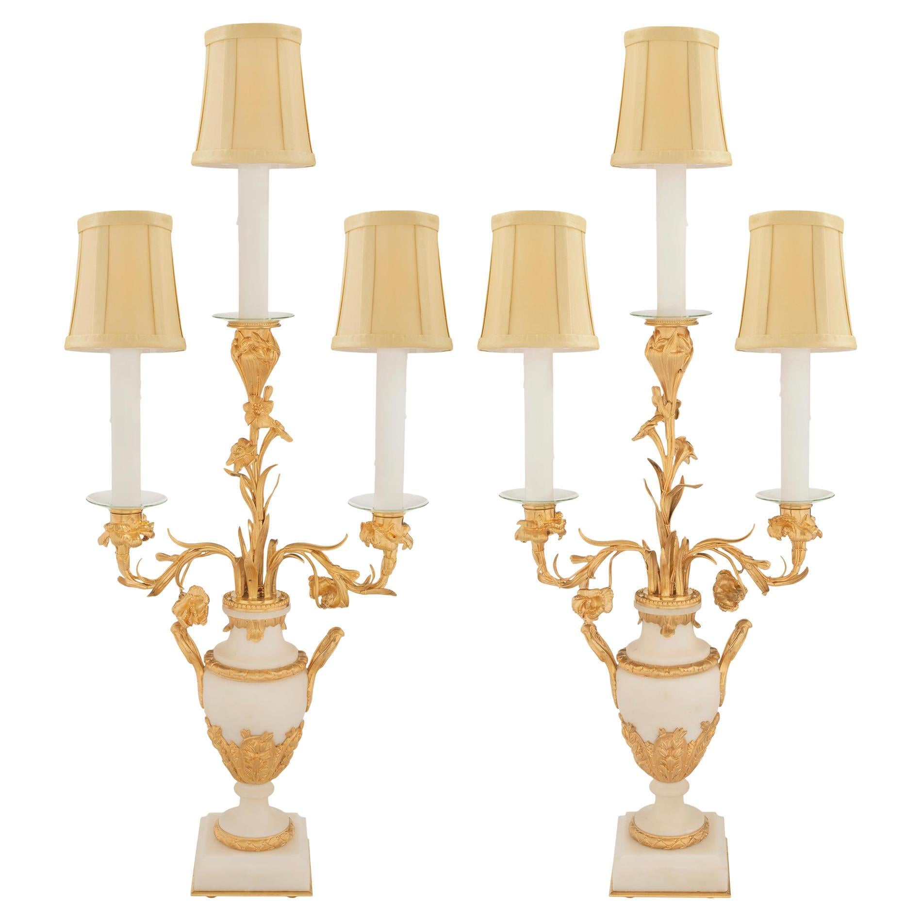 Coppia di lampade francesi del XIX secolo in stile Luigi XVI con ormeggio e marmo di Carrara
