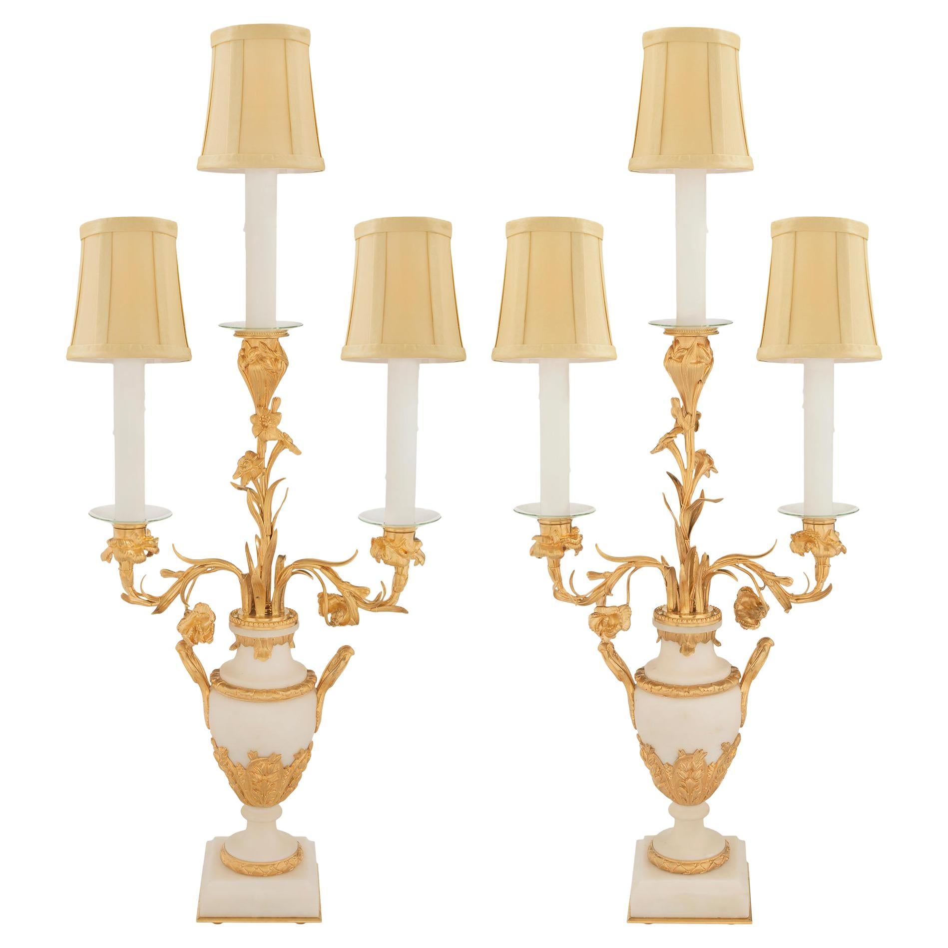 Paire de lampes françaises de style Louis XVI du 19ème siècle en bronze doré et marbre de Carrare en vente