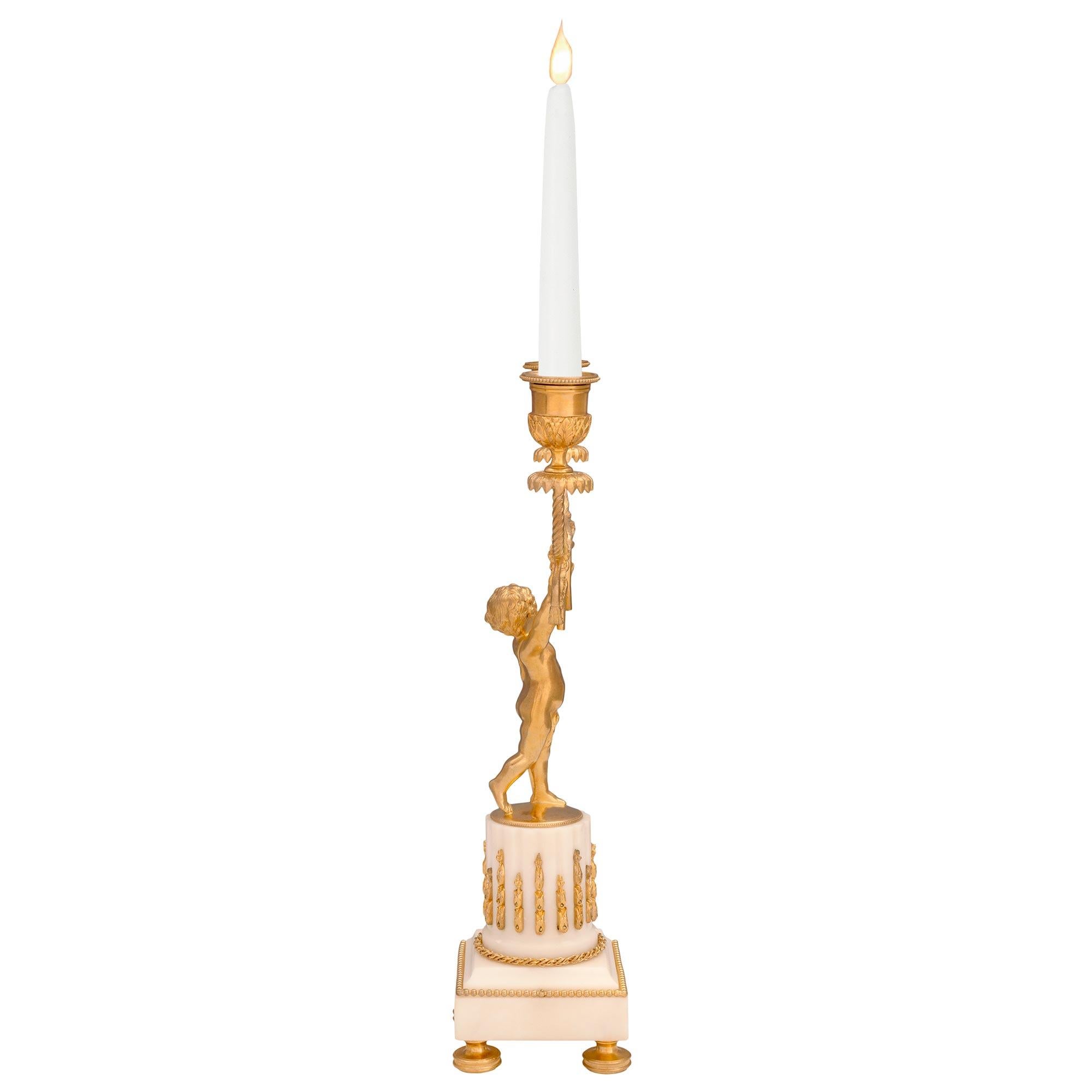 Français Paire de candélabres français de style Louis XVI du 19ème siècle en bronze doré et marbre en vente