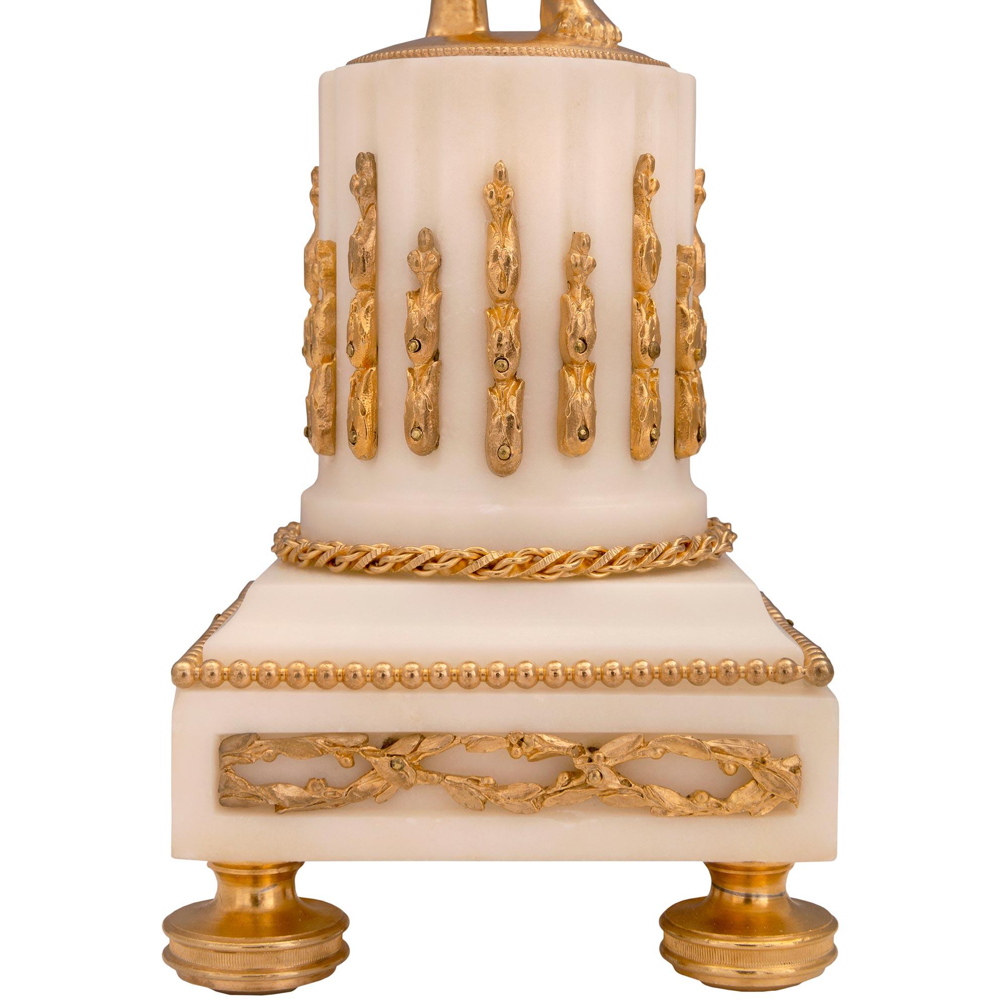Paire de candélabres français de style Louis XVI du 19ème siècle en bronze doré et marbre en vente 1
