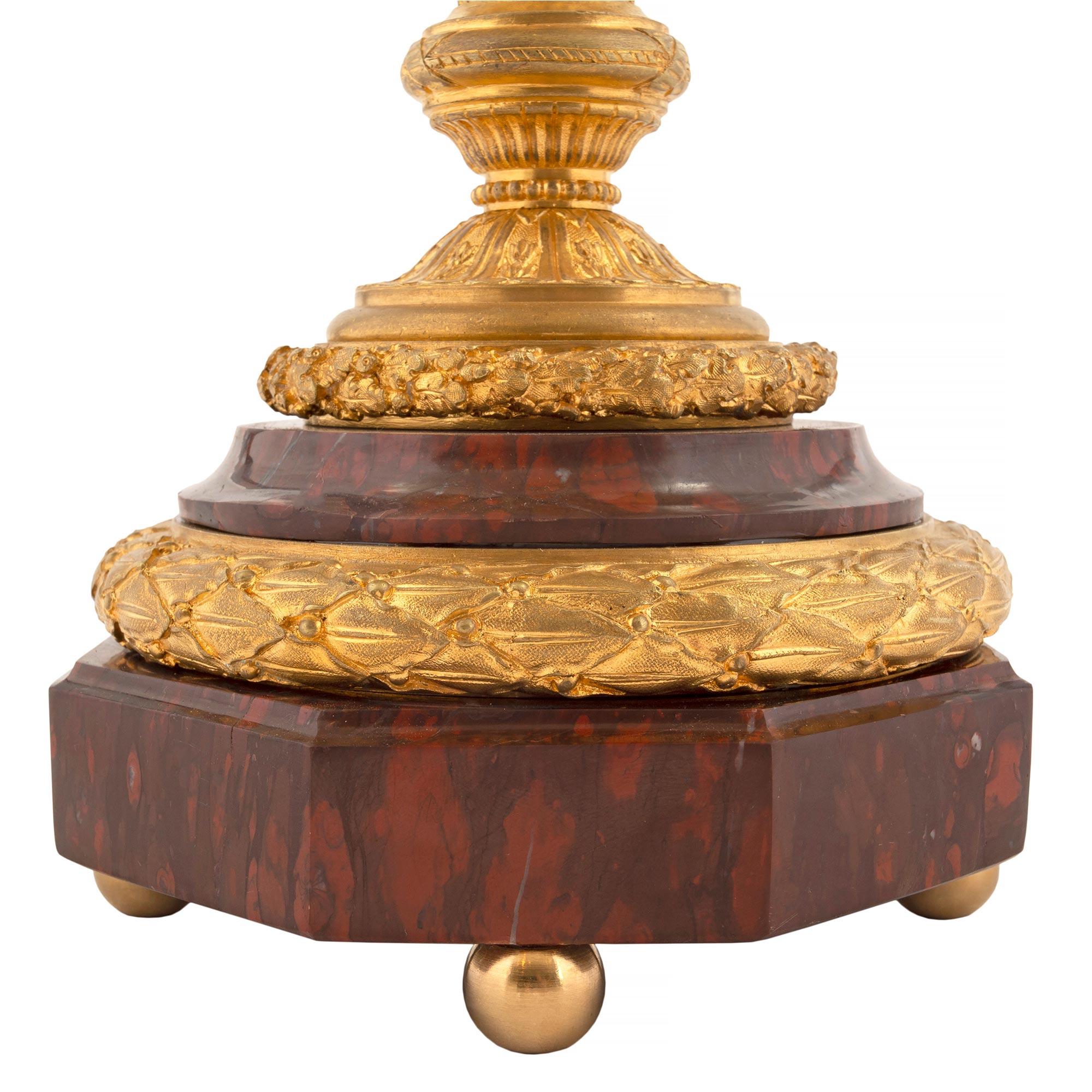 Bronze doré Paire de candélabres français de style Louis XVI du 19ème siècle en bronze doré et marbre en vente