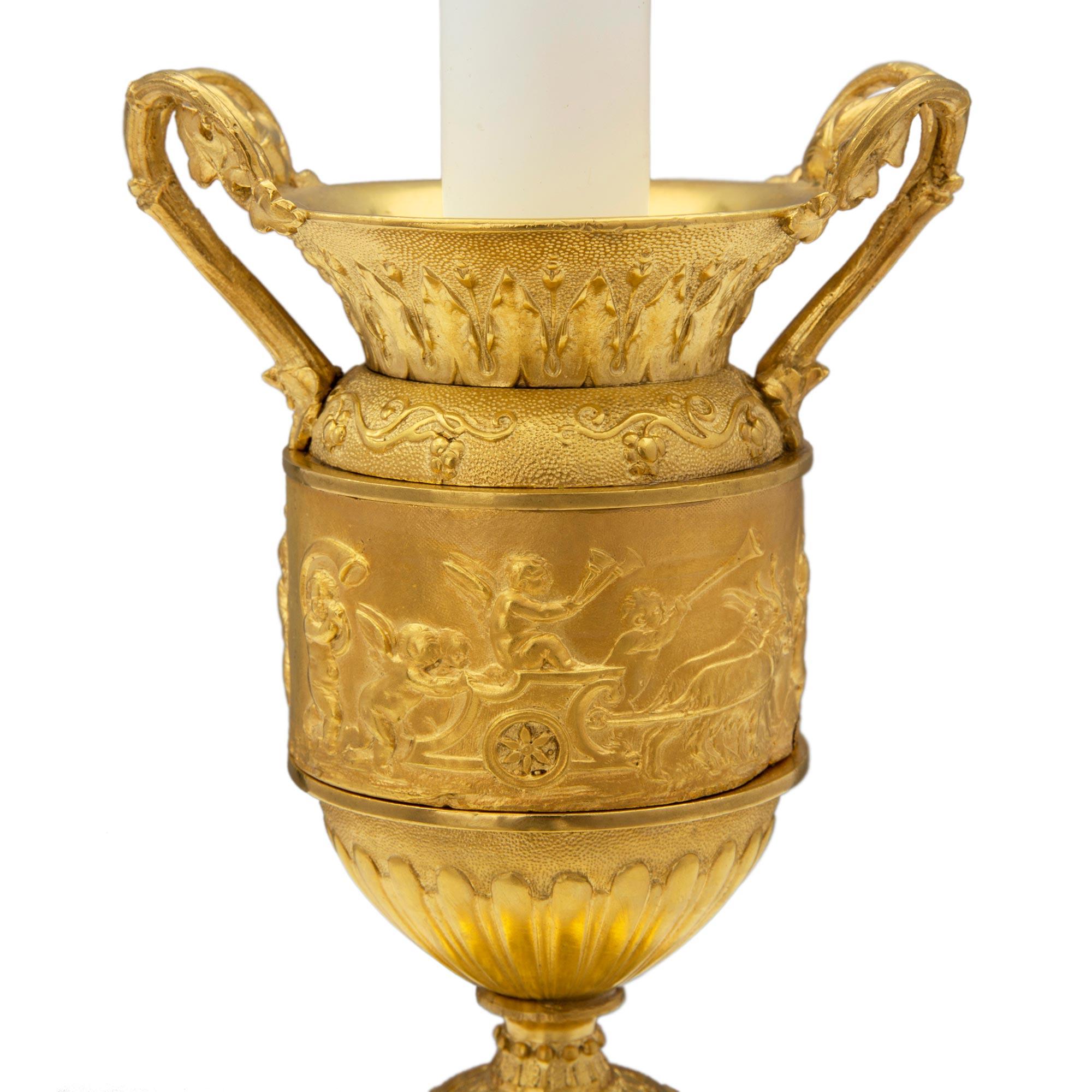 Français Paire de lampes françaises de style Louis XVI du 19ème siècle en bronze doré et marbre en vente
