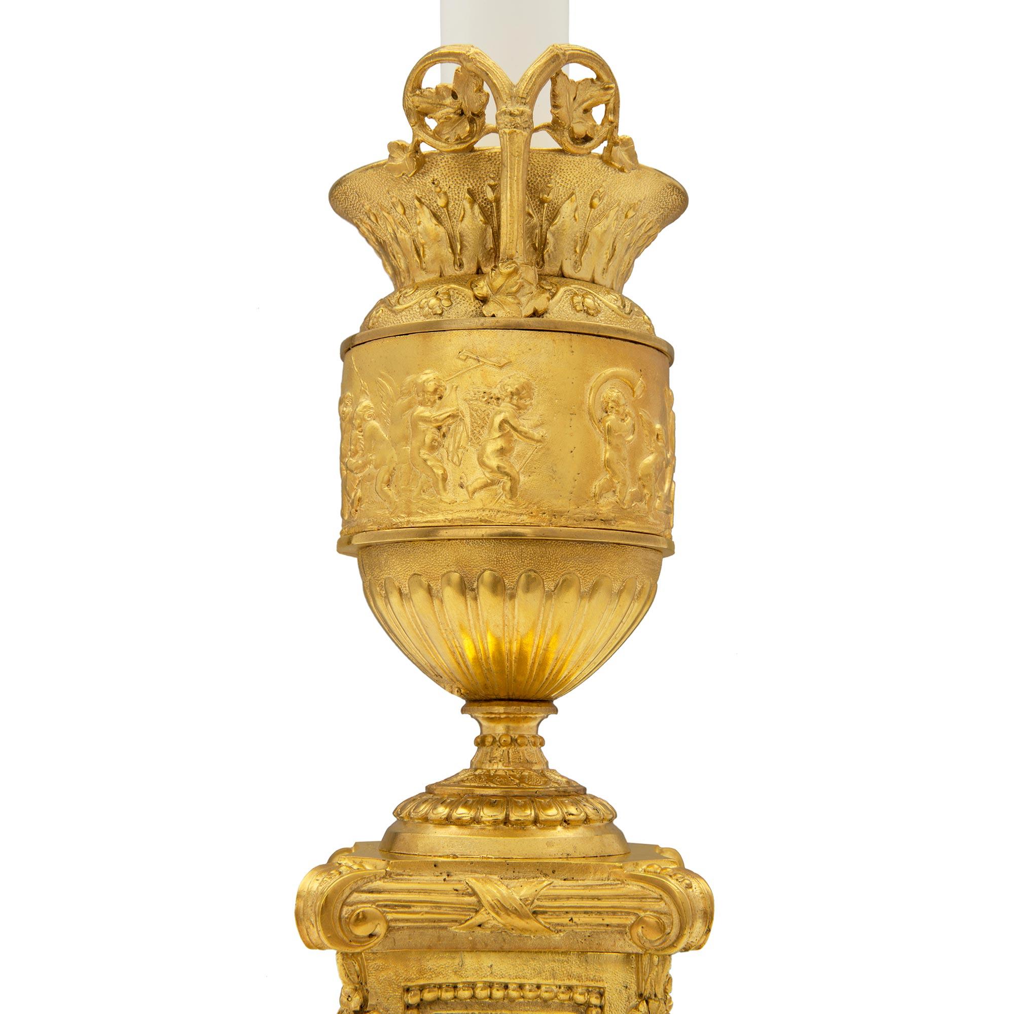 Paar französische Ormolu- und Marmorlampen im Louis-XVI-Stil des 19. Jahrhunderts (Französisch) im Angebot