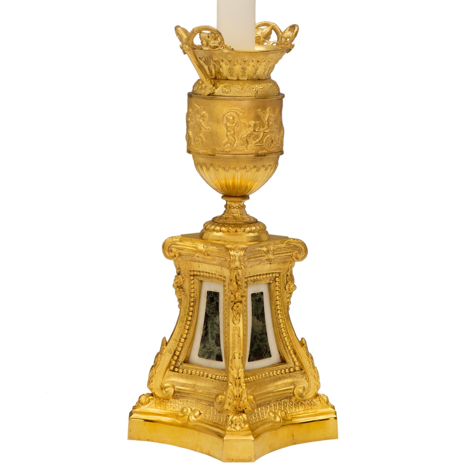 XIXe siècle Paire de lampes françaises de style Louis XVI du 19ème siècle en bronze doré et marbre en vente
