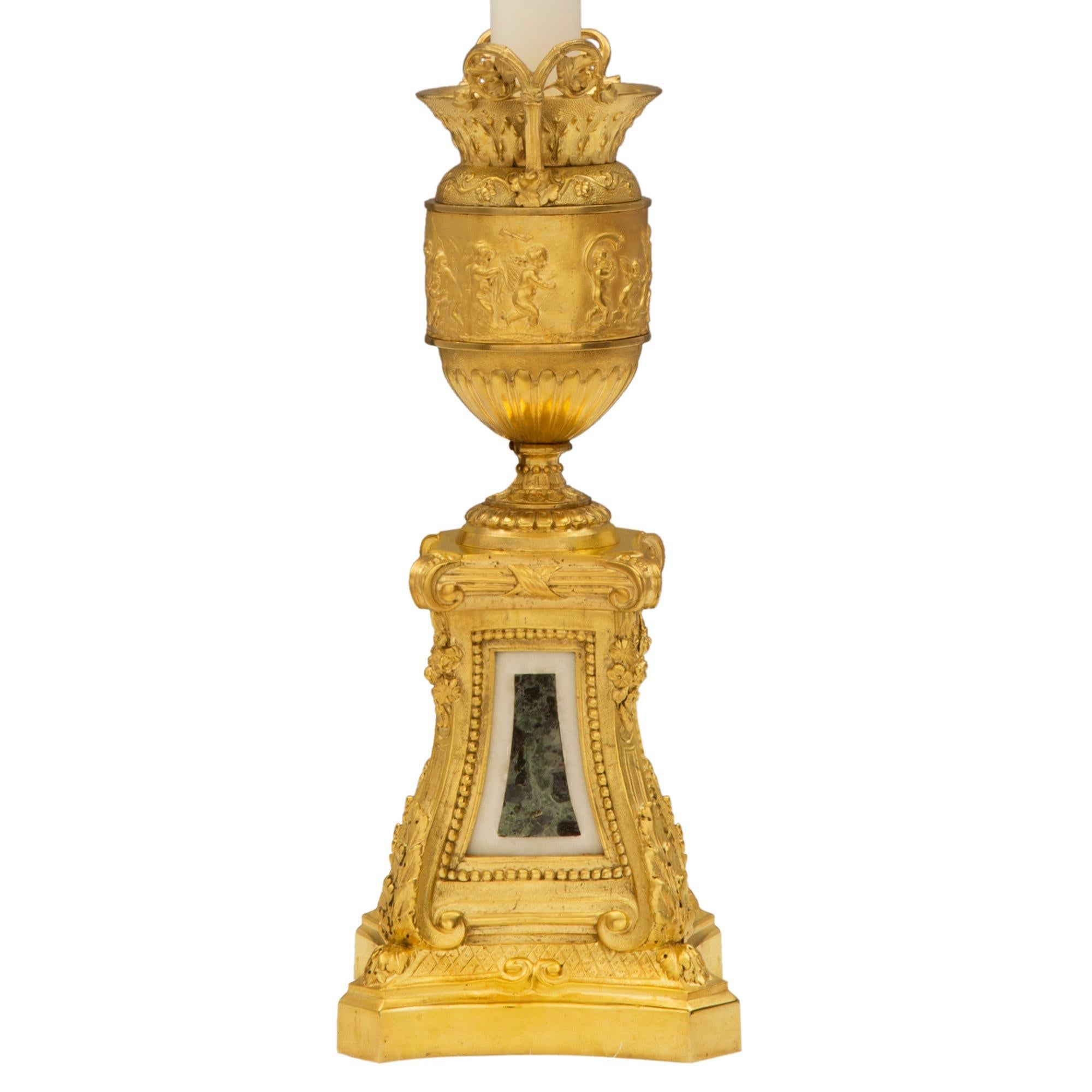 Bronze doré Paire de lampes françaises de style Louis XVI du 19ème siècle en bronze doré et marbre en vente