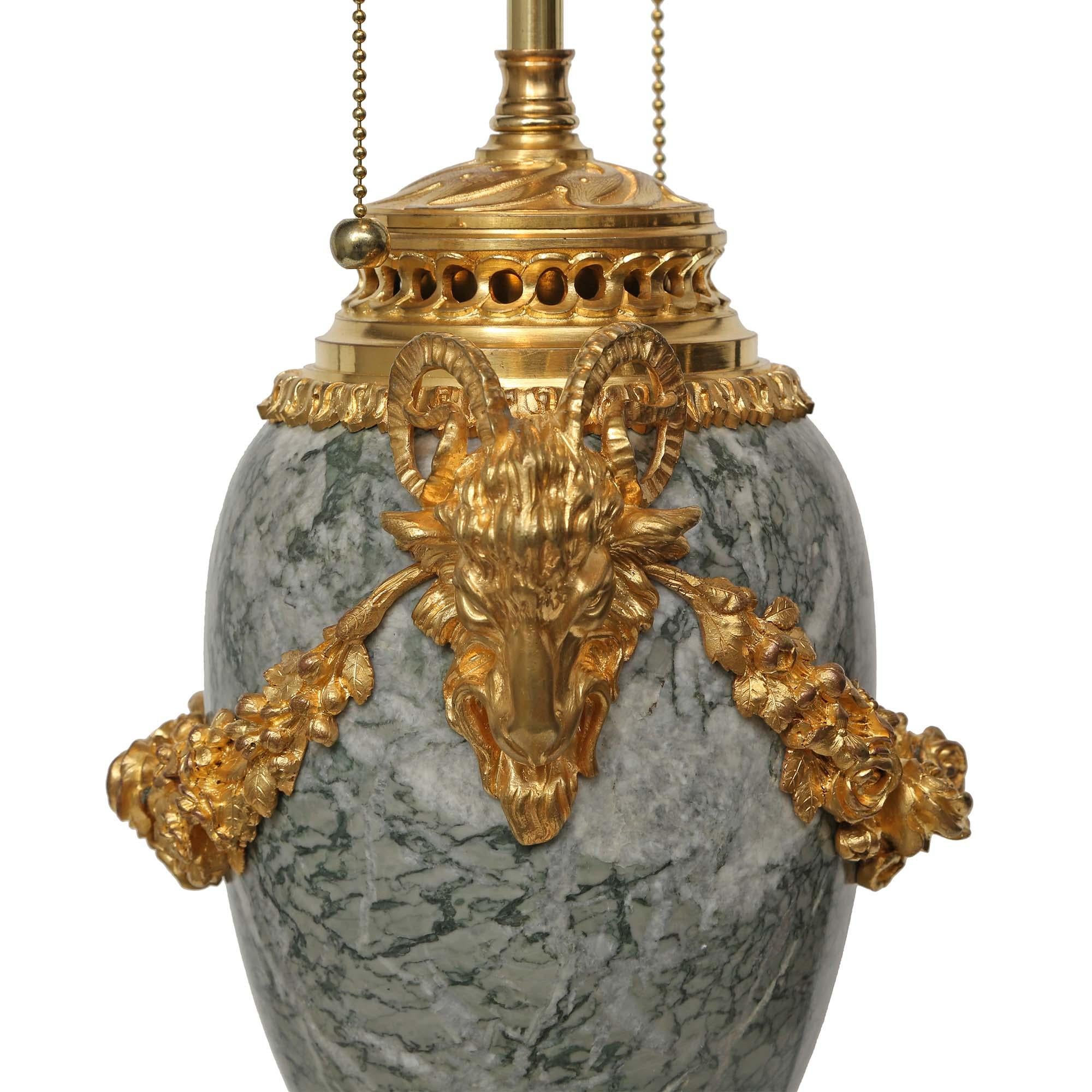 Bronze doré Paire de lampes françaises de style Louis XVI du 19ème siècle en bronze doré et marbre en vente