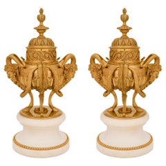 Paar französische Urnen im Louis-XVI-Stil des 19. Jahrhunderts aus Goldbronze und Marmor mit Deckeln