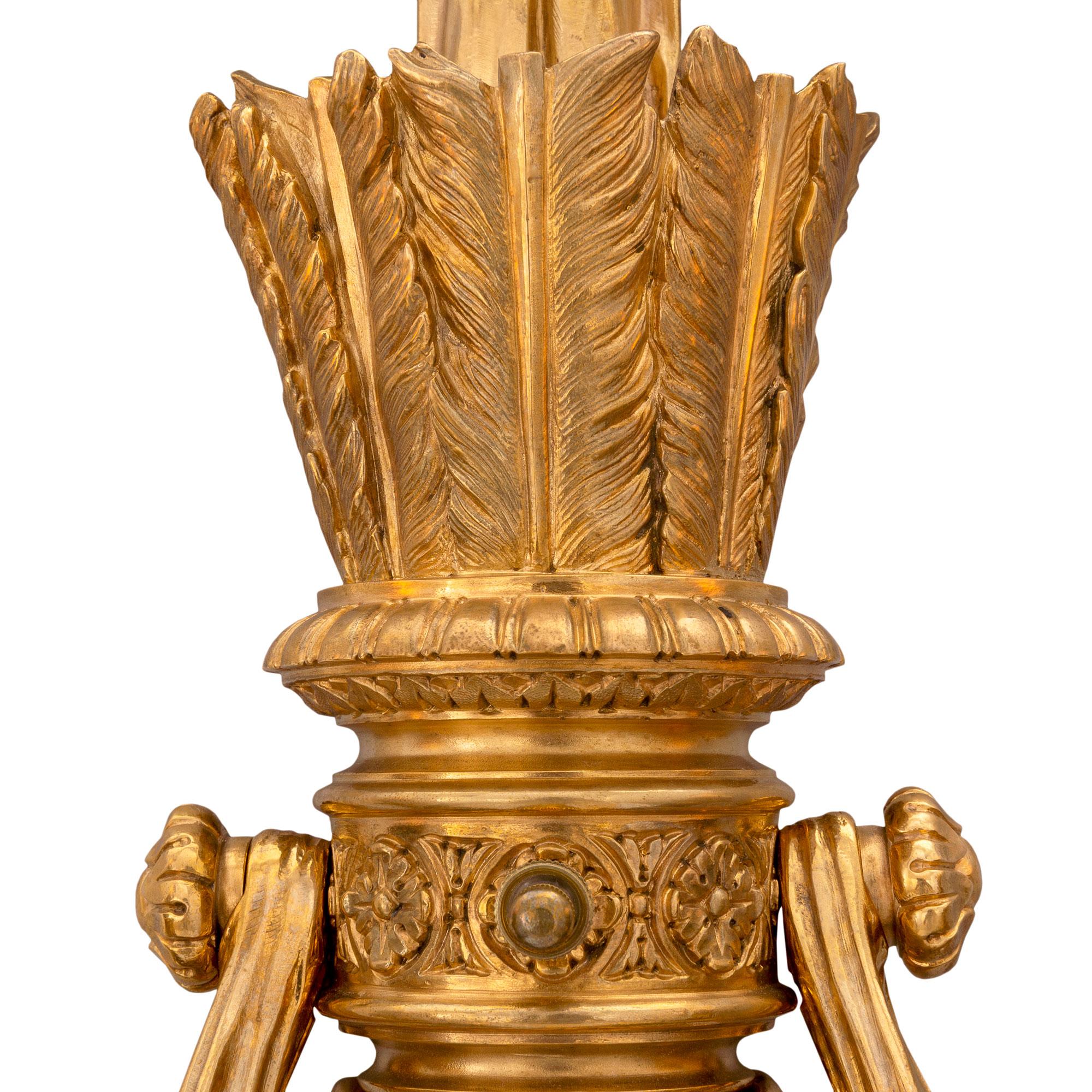 Paire d'appliques françaises de style Louis XVI du 19ème siècle en bronze doré et patiné Bon état - En vente à West Palm Beach, FL