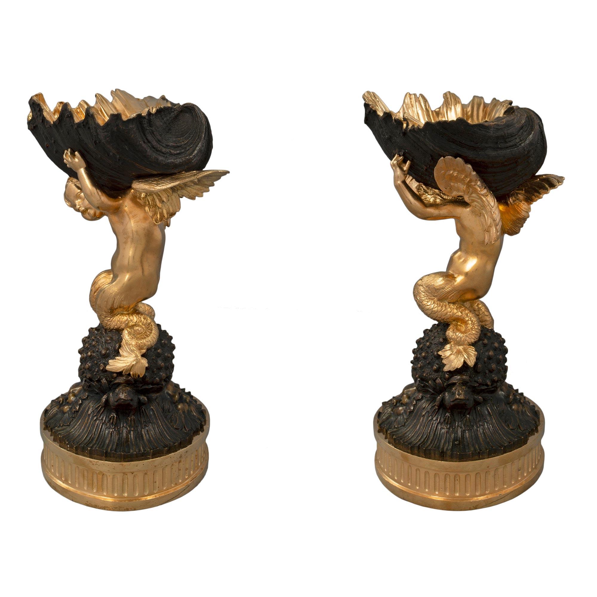 Patiné Paire de tazzas françaises de style Louis XVI du 19ème siècle en bronze doré et patiné en vente