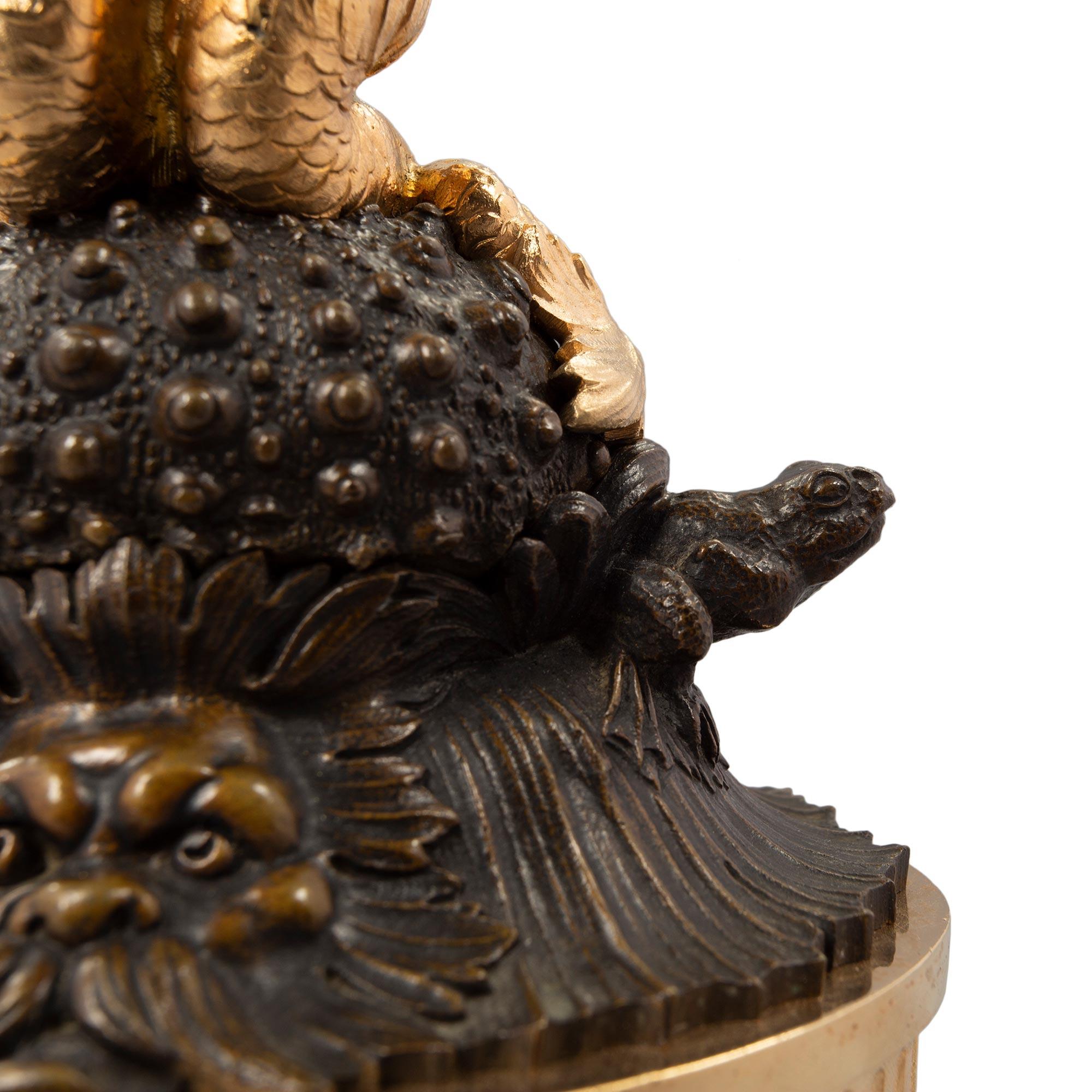 Paire de tazzas françaises de style Louis XVI du 19ème siècle en bronze doré et patiné en vente 1