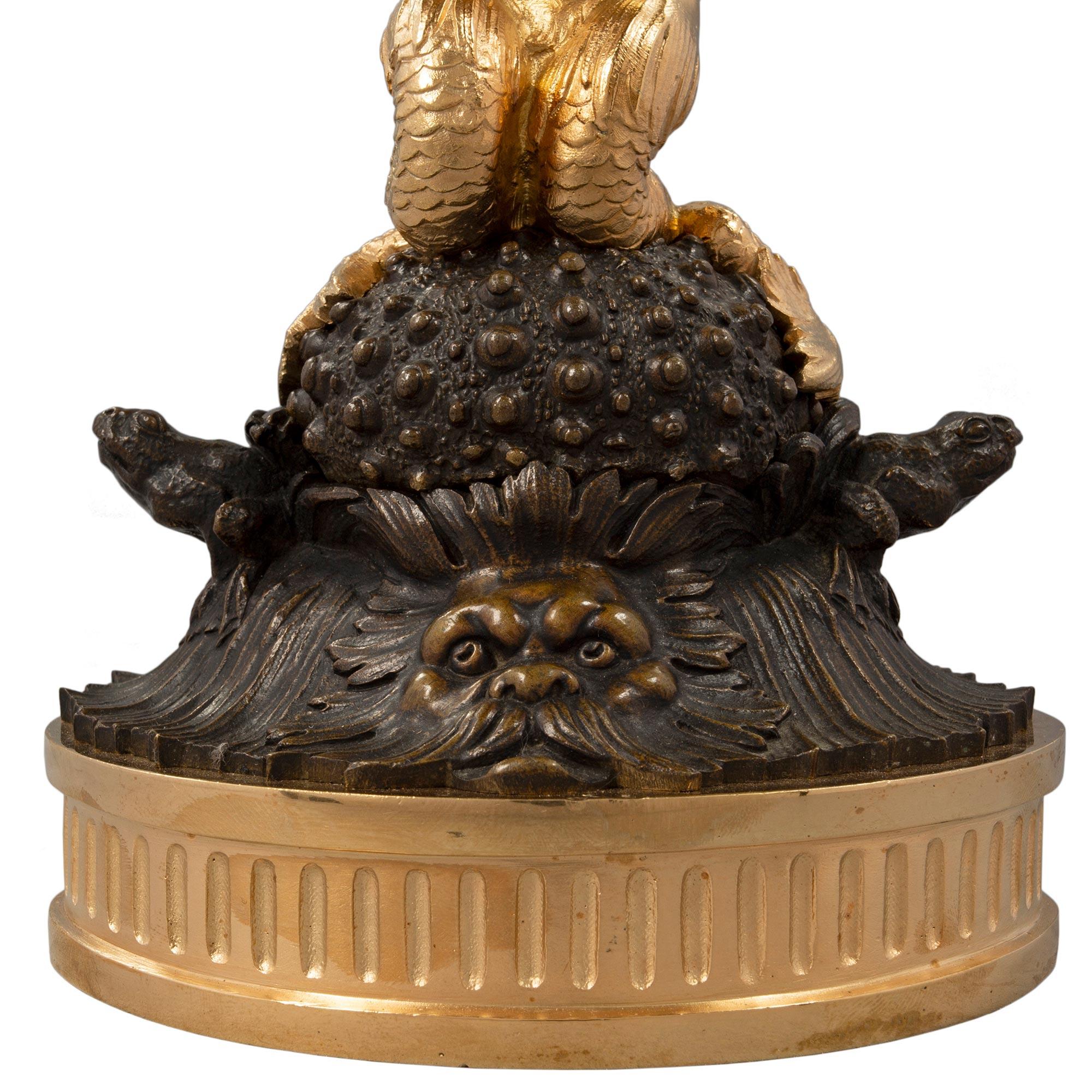 Paire de tazzas françaises de style Louis XVI du 19ème siècle en bronze doré et patiné en vente 2