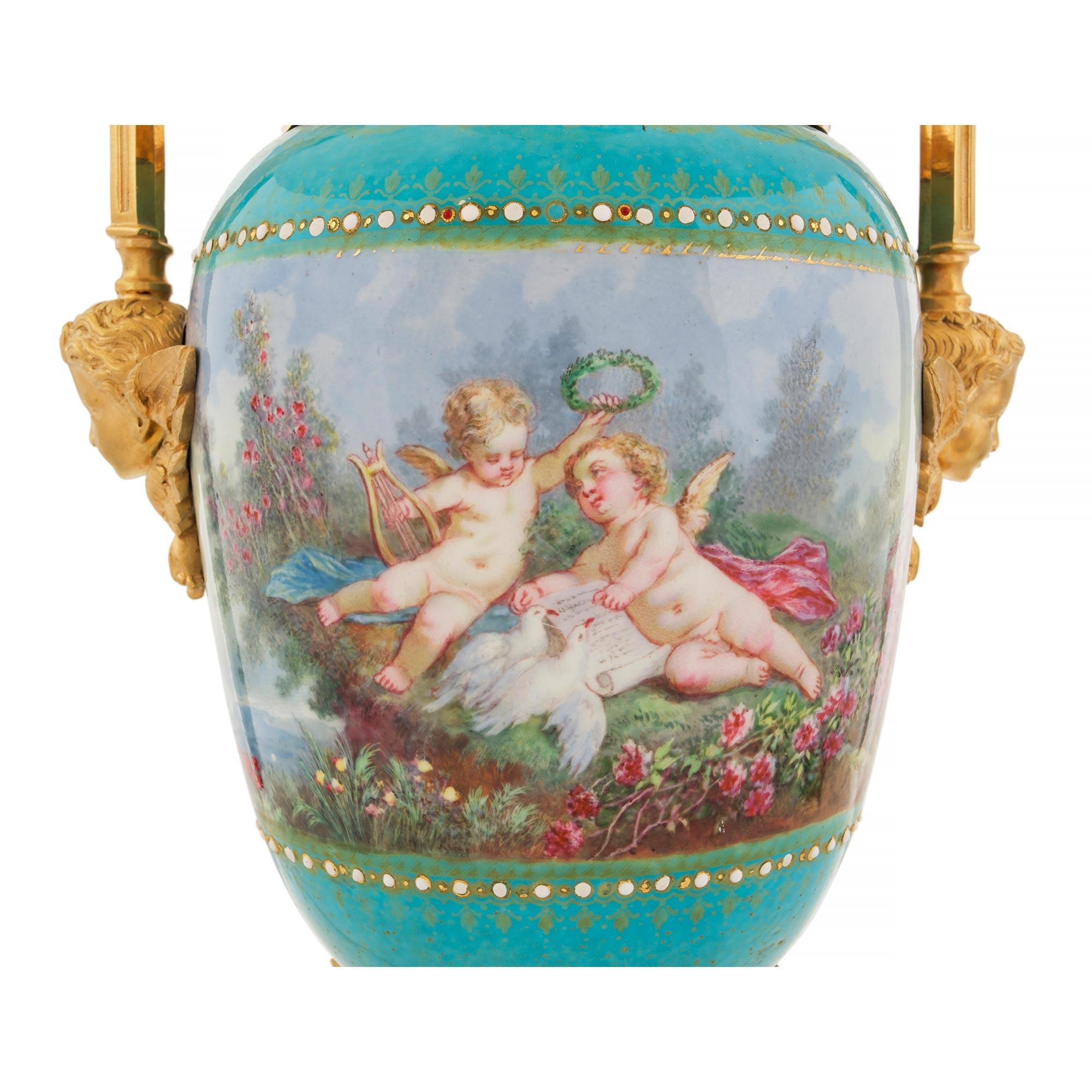 Pareja de lámparas francesas del siglo XIX de ormolina y porcelana estilo Luis XVI de Picard Porcelana en venta