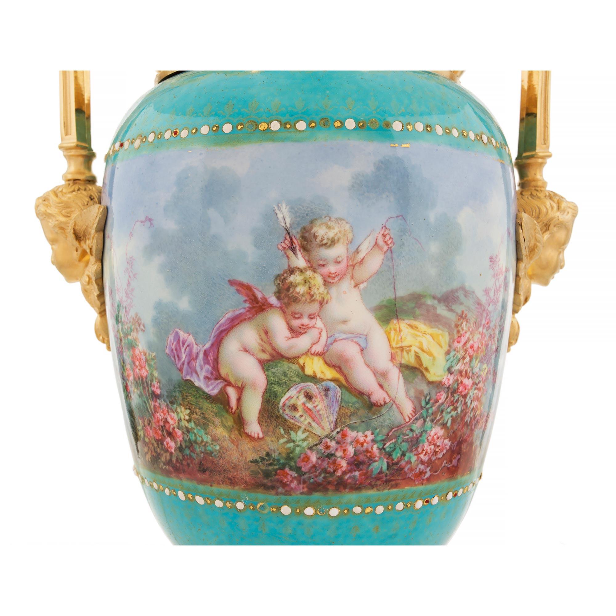 Pareja de lámparas francesas del siglo XIX de ormolina y porcelana estilo Luis XVI de Picard en venta 3